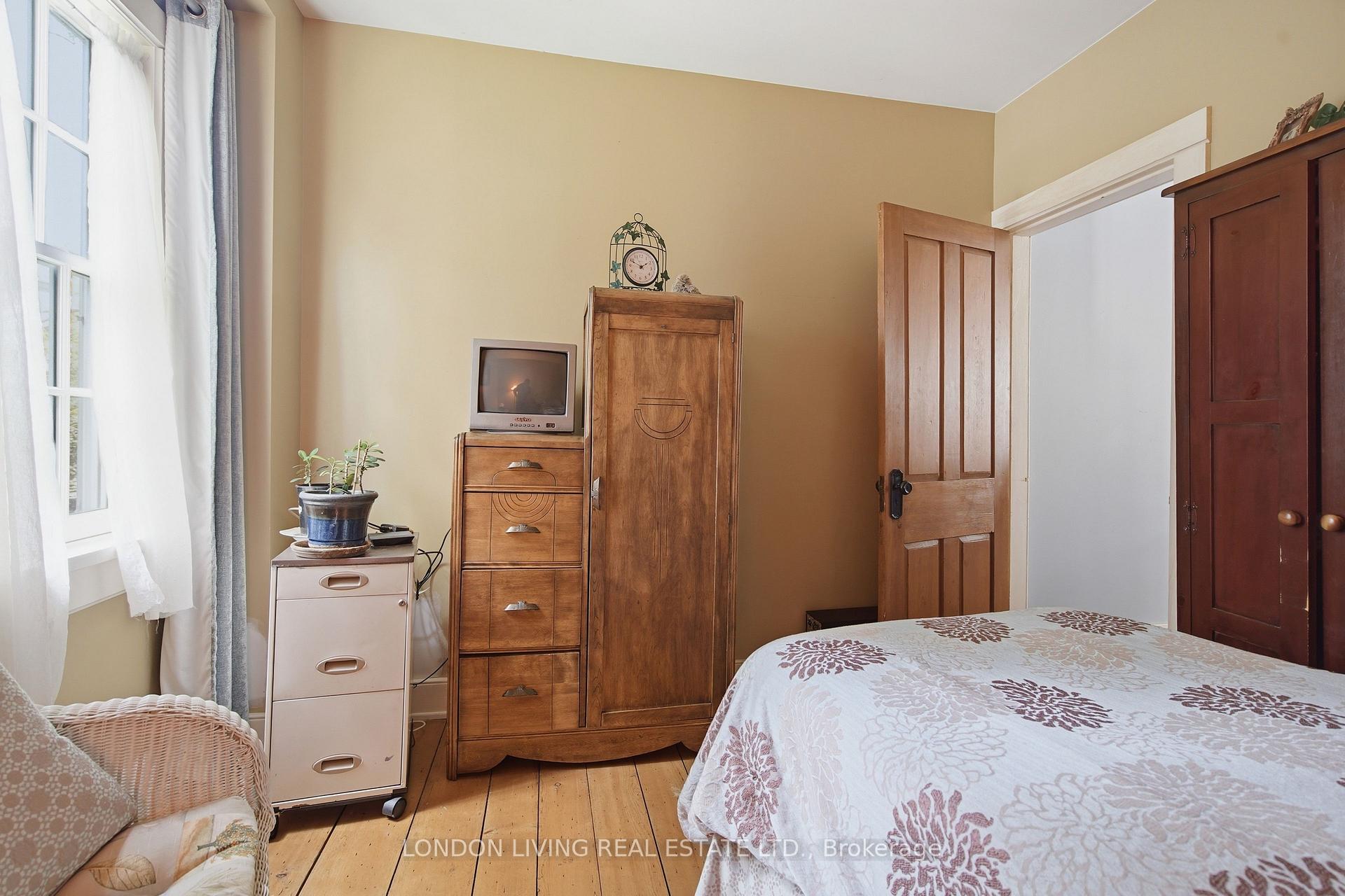 Photo 11 of 24 Centre Street, St. Thomas — HOMEH