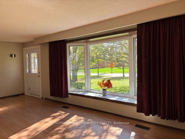 Photo 5 of 320 Myrtle Road E, Whitby, Rural Whitby — HOMEH