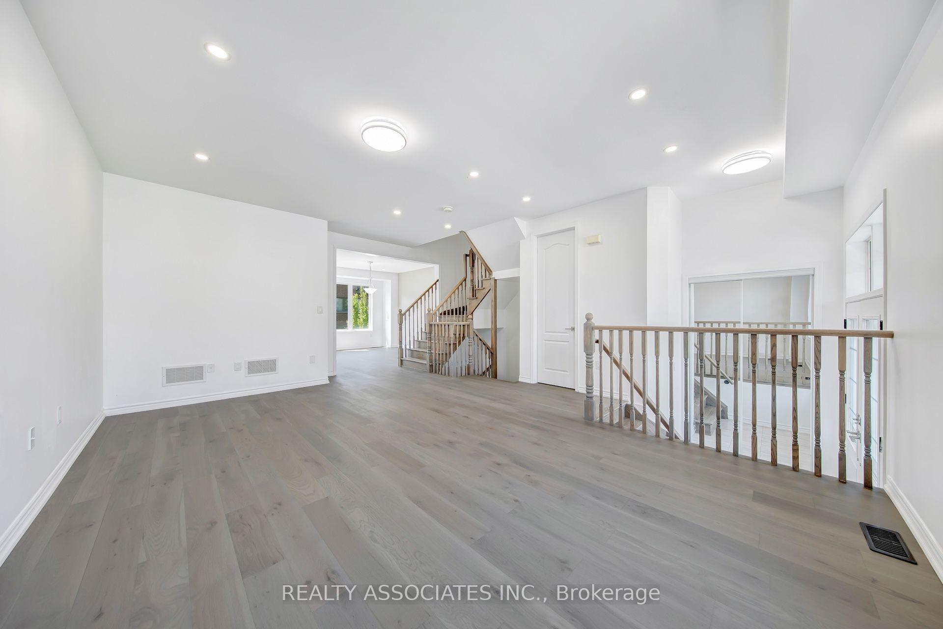 Photo 3 of 17 Vaudeville Drive, Etobicoke, Alderwood — HOMEH