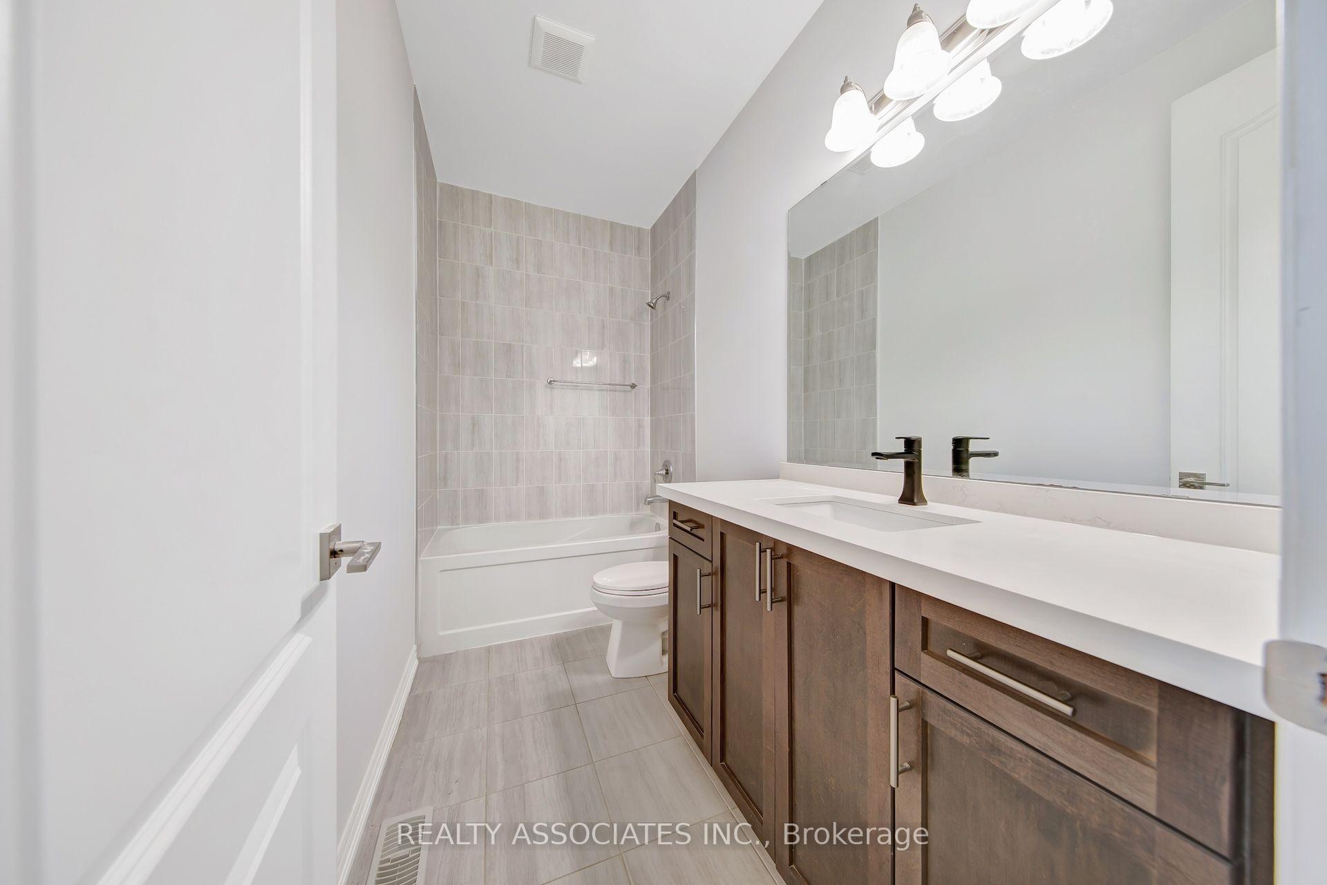 Photo 12 of 17 Vaudeville Drive, Etobicoke, Alderwood — HOMEH
