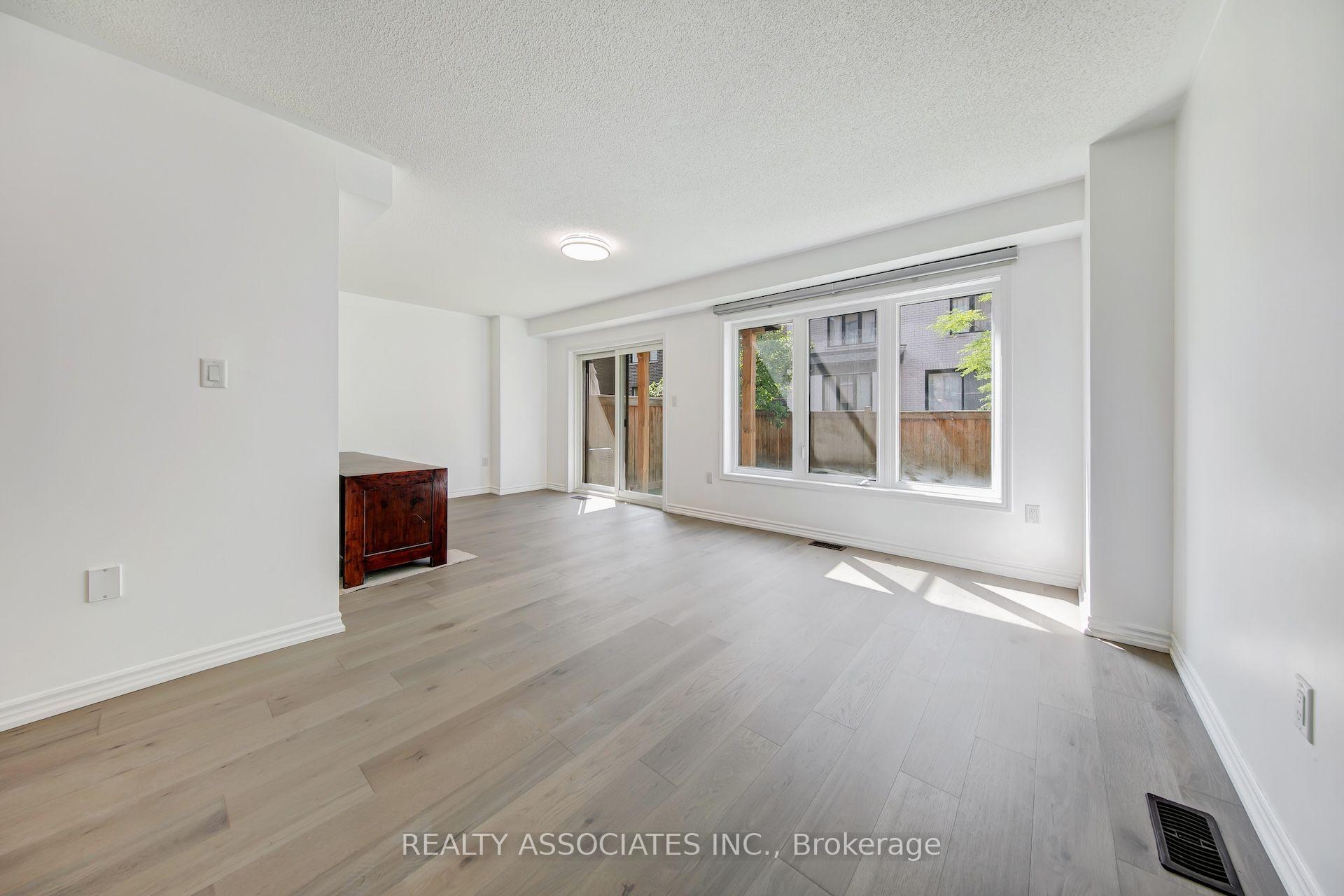 Photo 13 of 17 Vaudeville Drive, Etobicoke, Alderwood — HOMEH