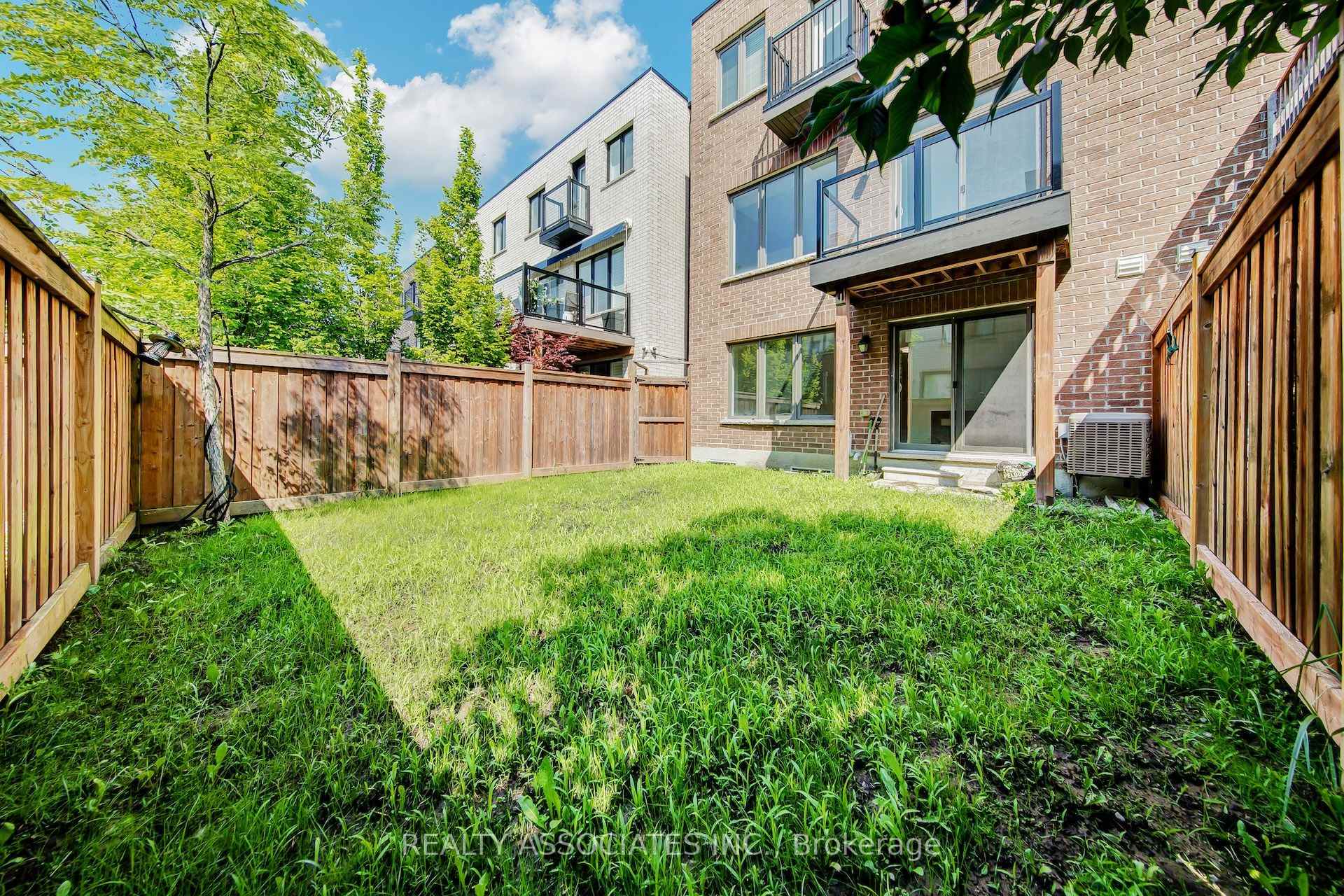 Photo 15 of 17 Vaudeville Drive, Etobicoke, Alderwood — HOMEH