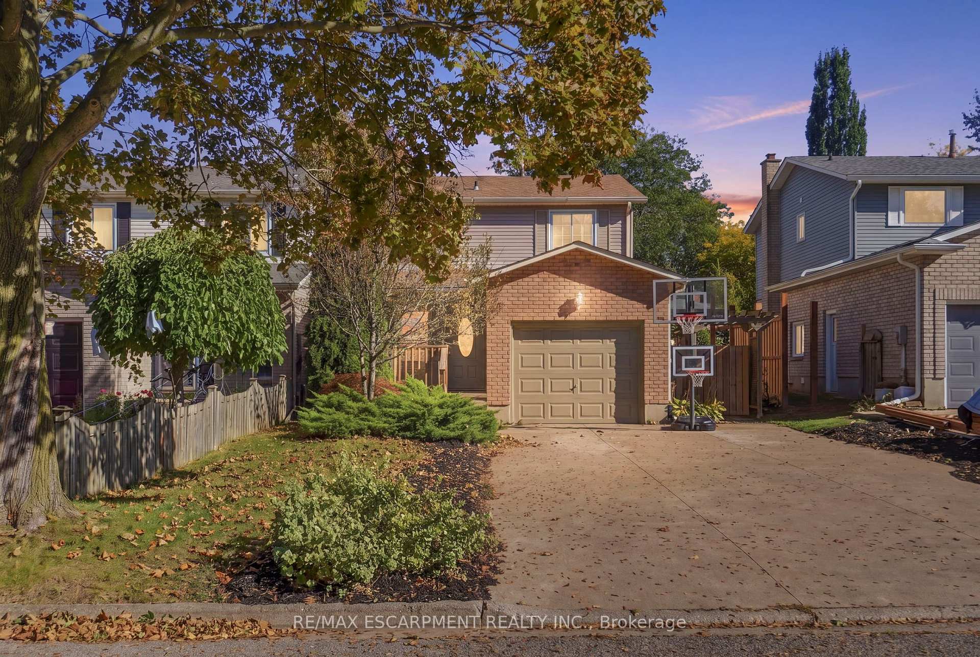 Photo 2 of 37 Bayview Drive, Grimsby, Grimsby Beach — HOMEH