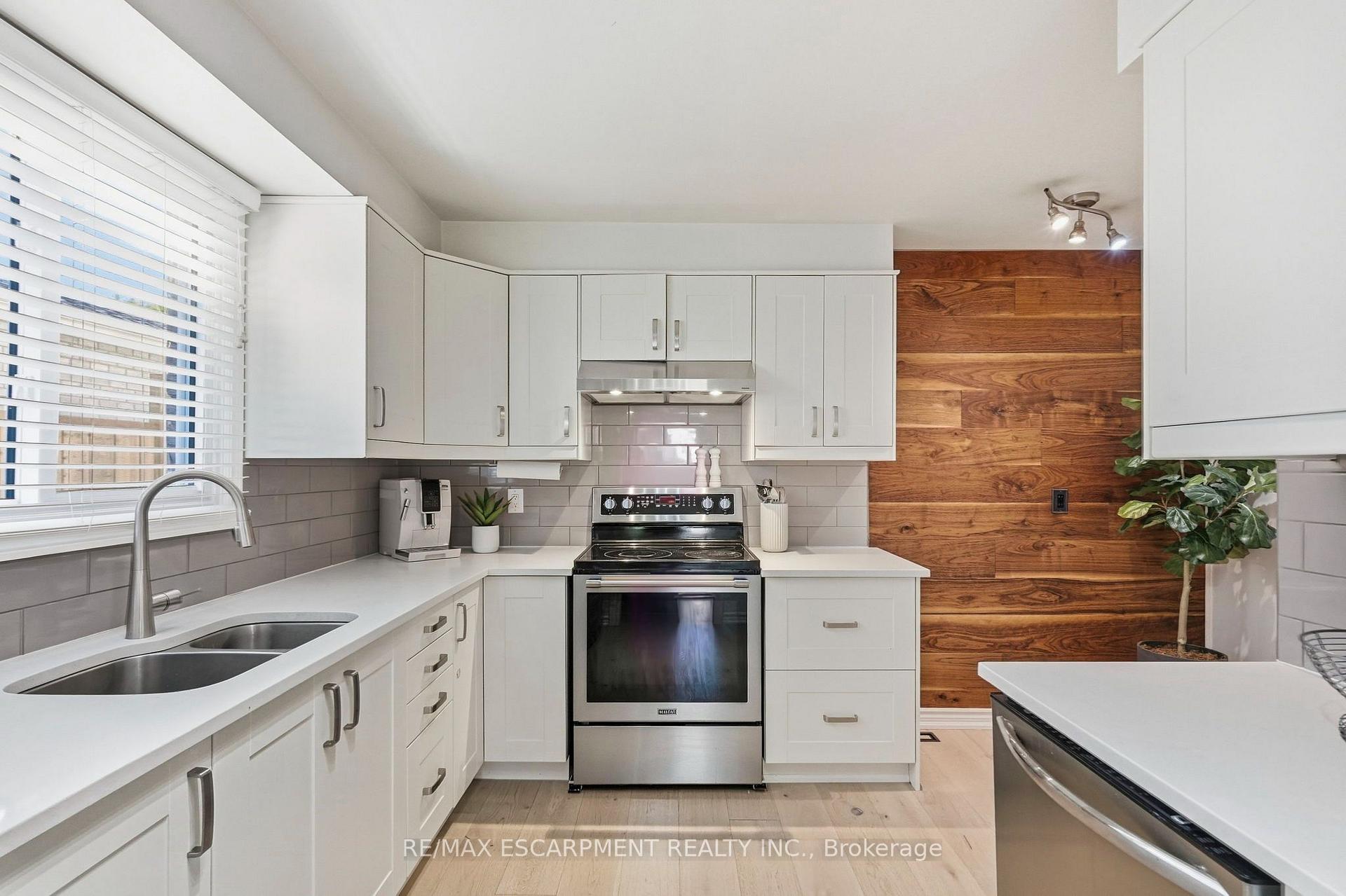 Photo 15 of 37 Bayview Drive, Grimsby, Grimsby Beach — HOMEH