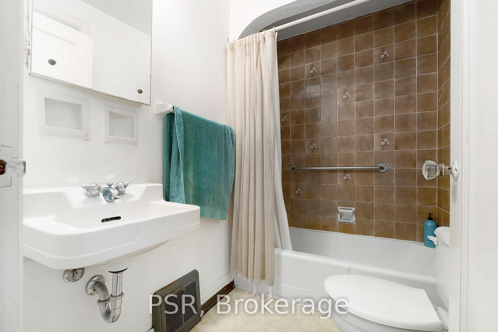 Photo 10 of 381 Victoria Avenue N, Kitchener, Civic Centre — HOMEH