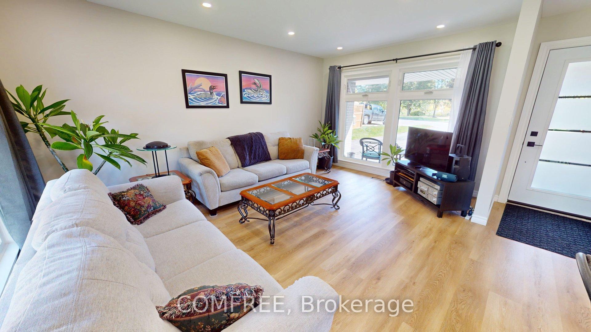 Photo 4 of 73 Elizabeth Drive, Halton Hills, Acton — HOMEH