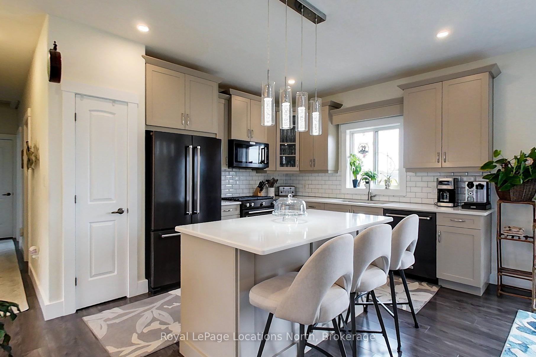 Photo 10 of 204 Mactay Drive, Chatsworth — HOMEH