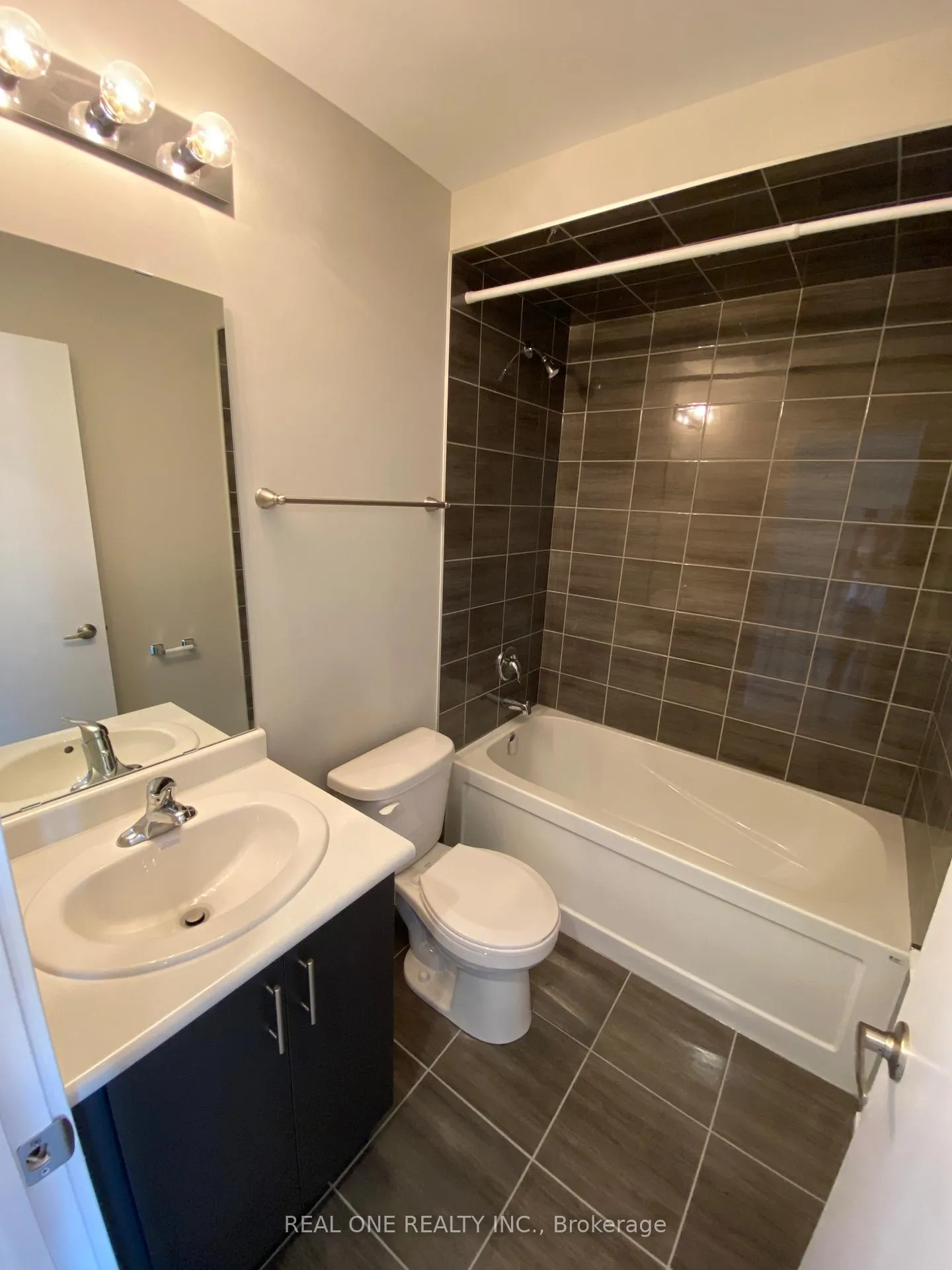 Photo 10 of 63 Markle Crescent, Hamilton, Ancaster — HOMEH