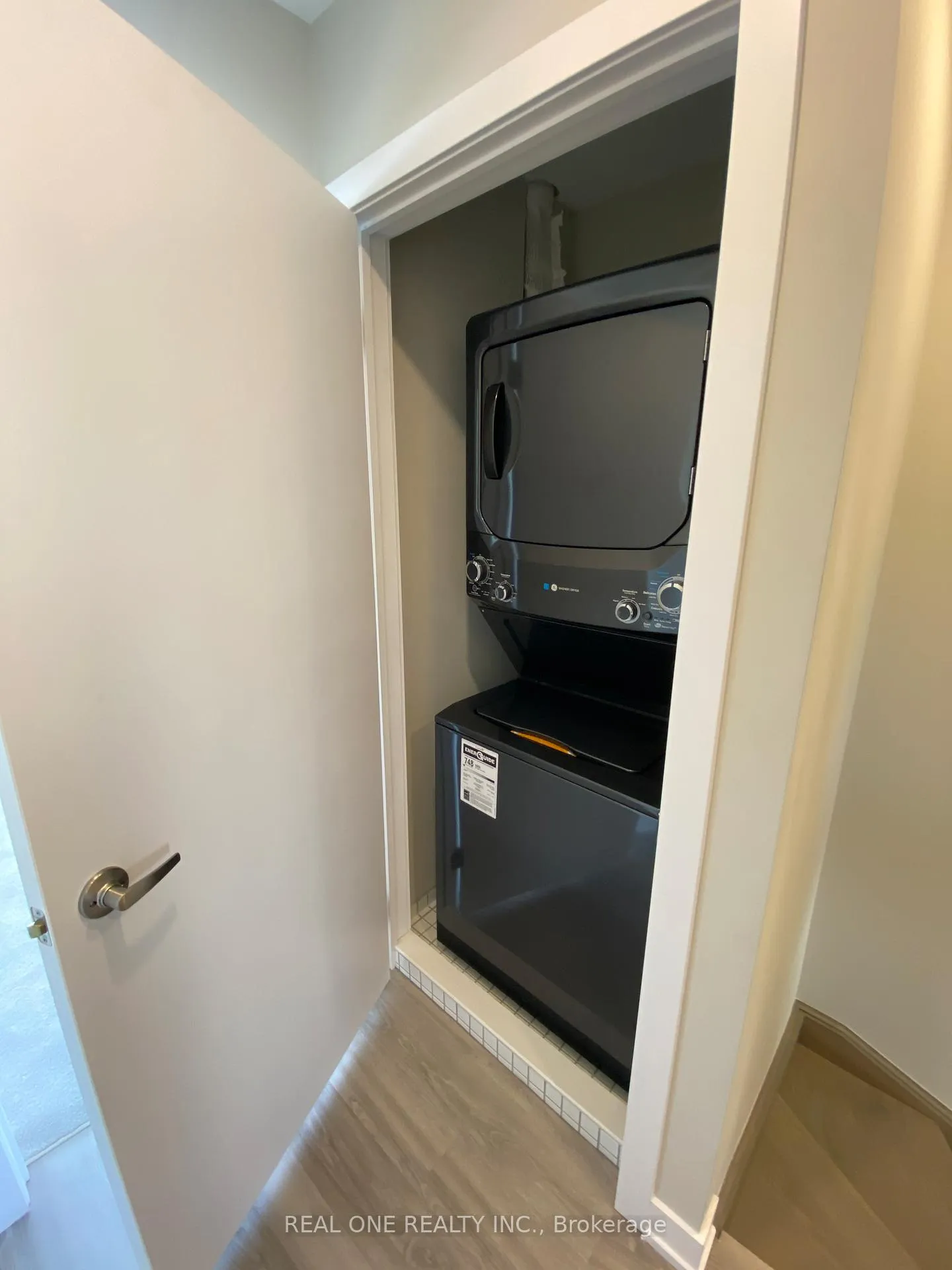 Photo 13 of 63 Markle Crescent, Hamilton, Ancaster — HOMEH