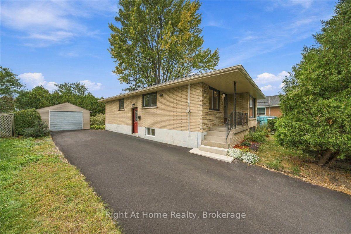 Photo 4 of 662 Dynes Road, Burlington, Roseland — HOMEH