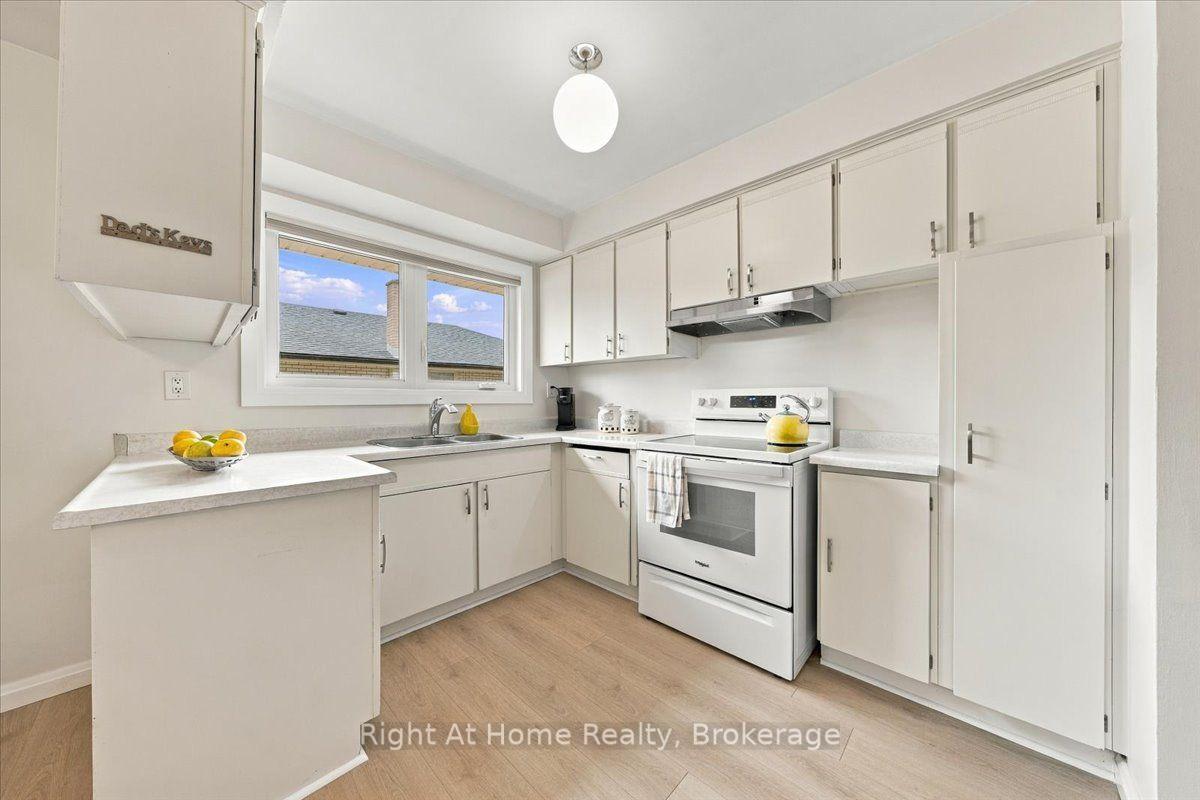 Photo 11 of 662 Dynes Road, Burlington, Roseland — HOMEH