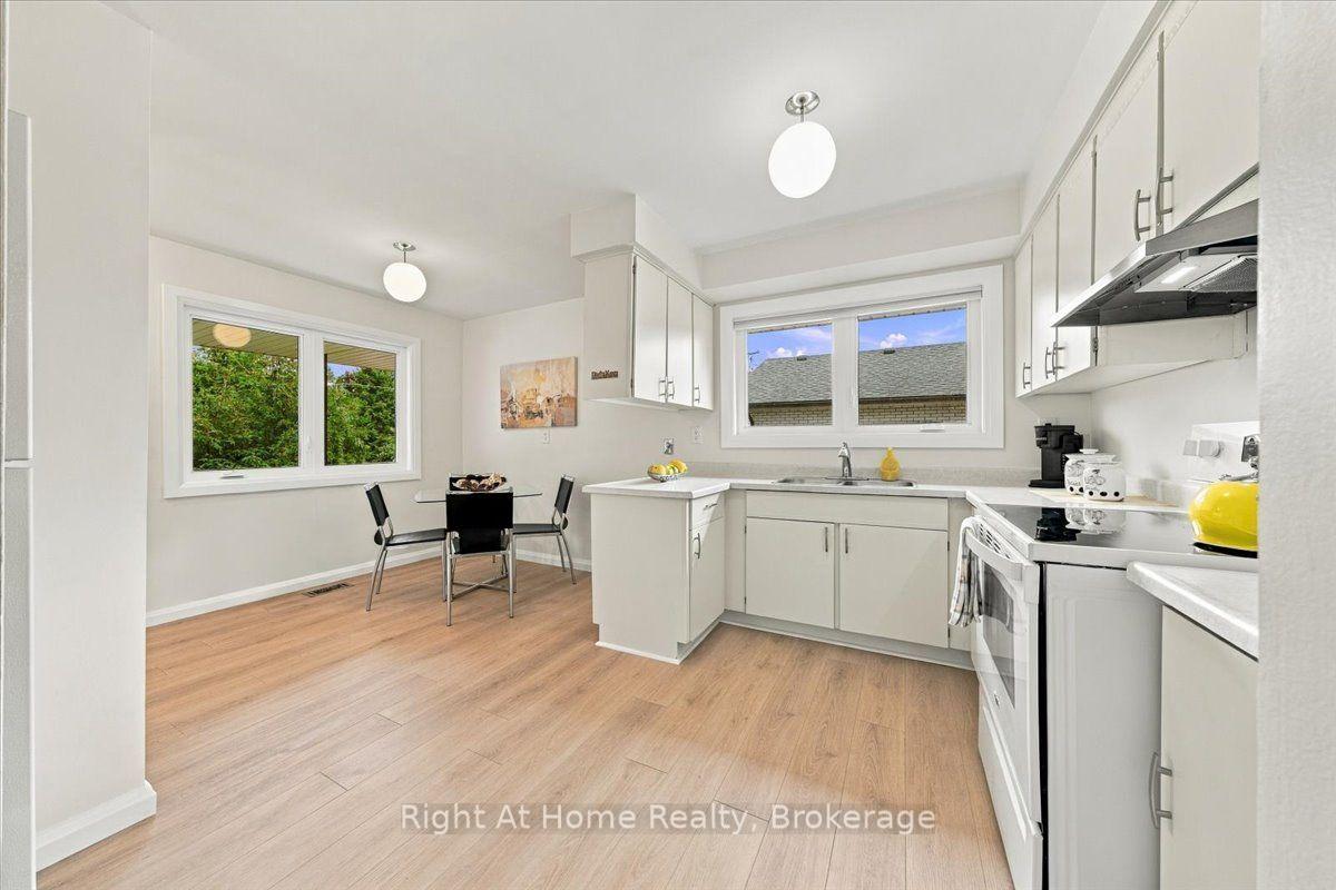 Photo 13 of 662 Dynes Road, Burlington, Roseland — HOMEH