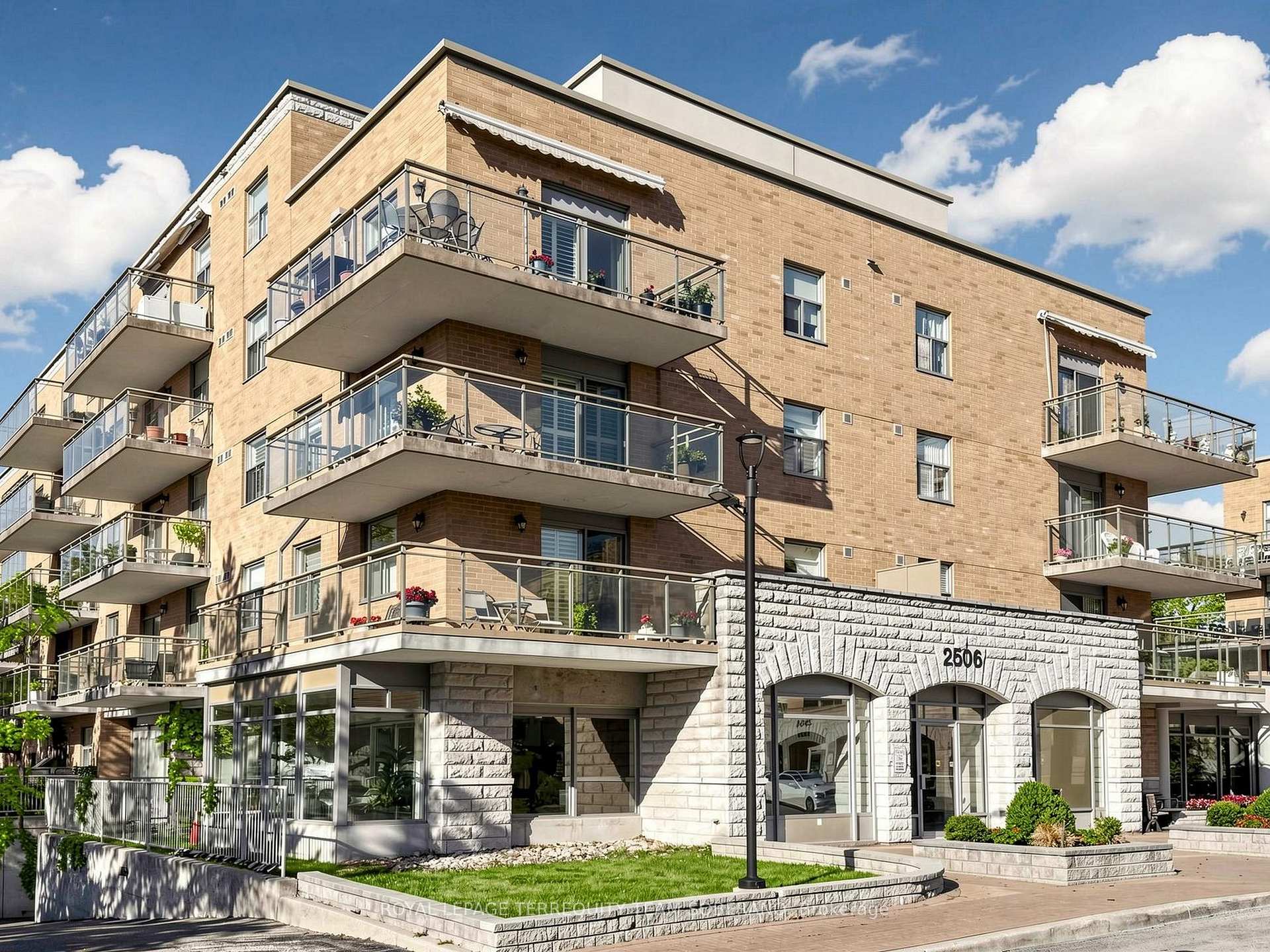 Photo 3 of Unit 212, 2506 Rutherford Road, Vaughan, Maple — HOMEH