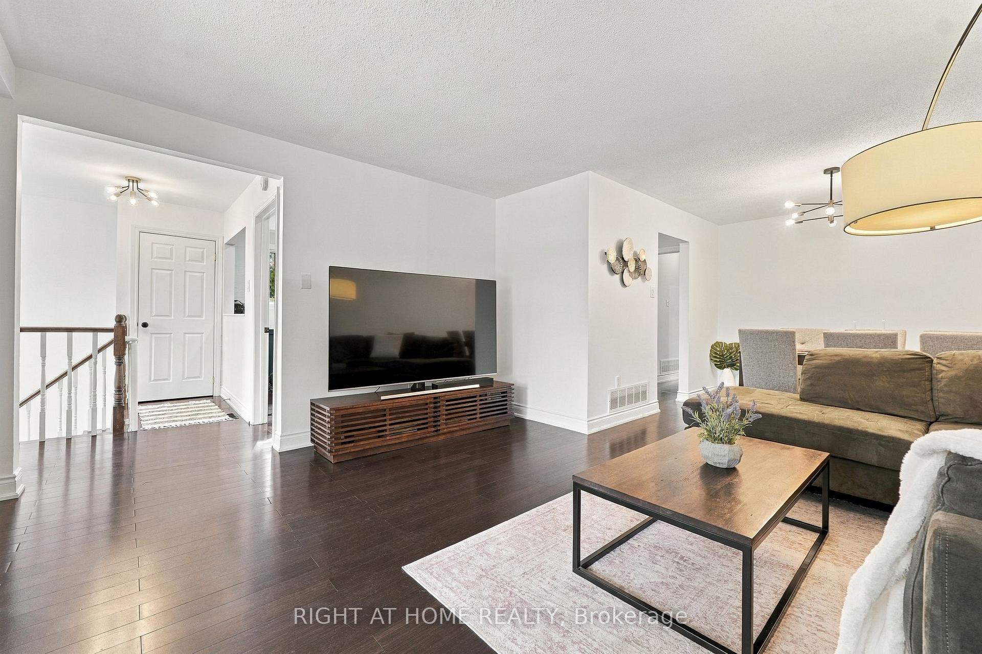 Photo 10 of 1963 Carrera Lane, Mississauga, Clarkson — HOMEH