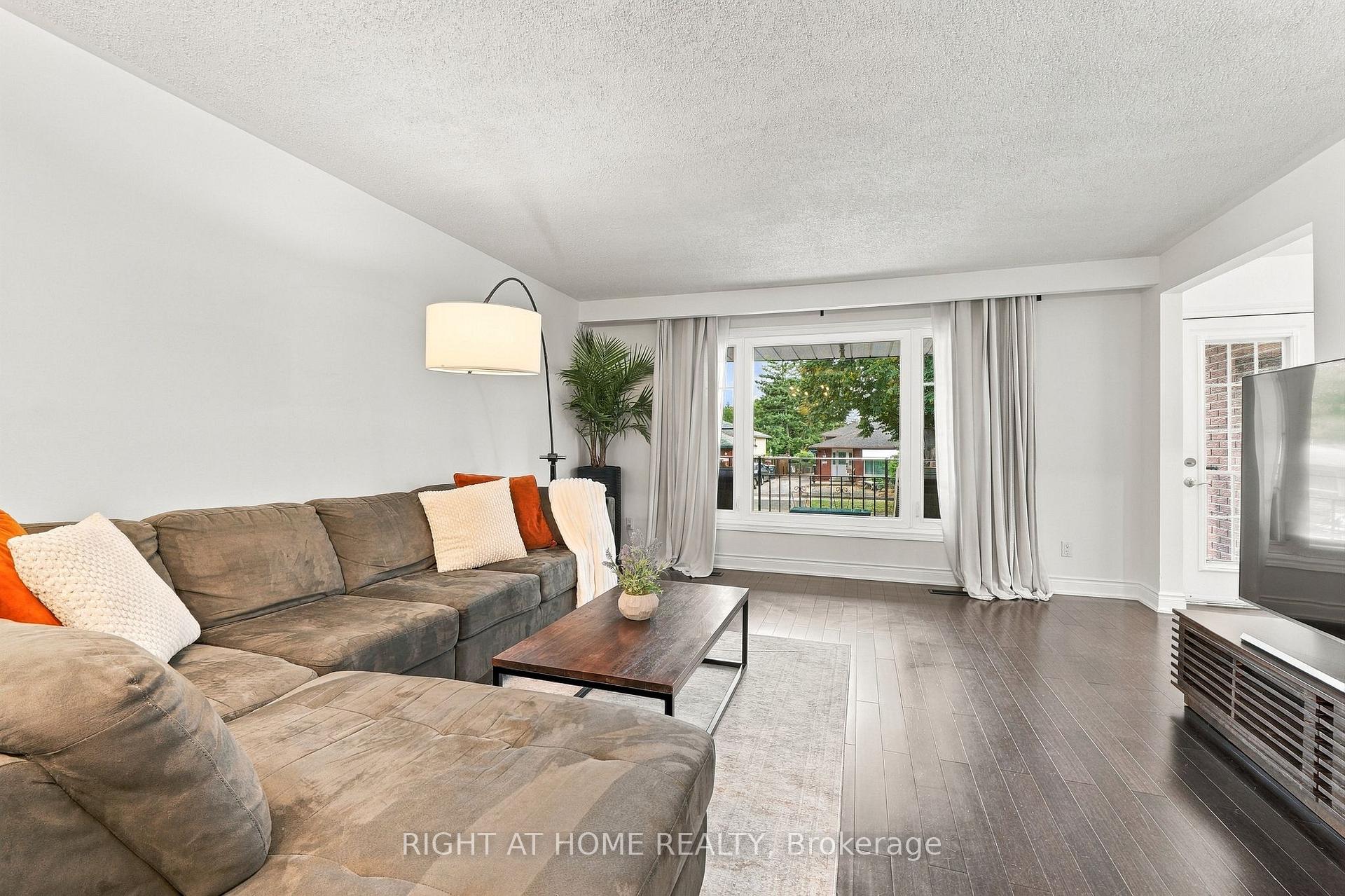 Photo 11 of 1963 Carrera Lane, Mississauga, Clarkson — HOMEH