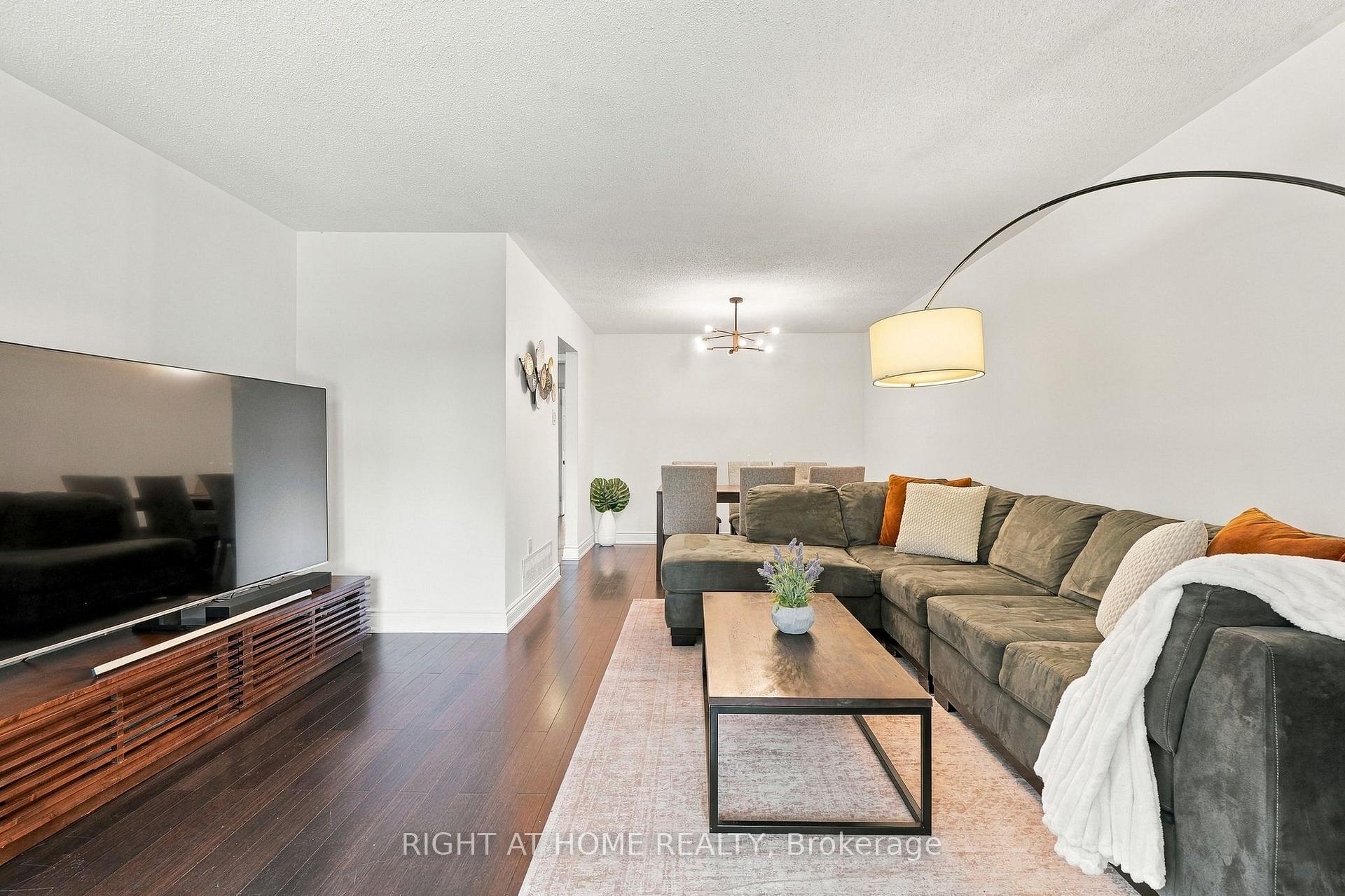 Photo 12 of 1963 Carrera Lane, Mississauga, Clarkson — HOMEH