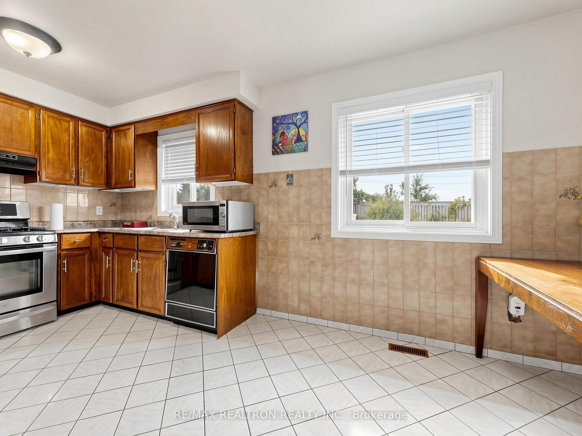 Photo 8 of 101 Chieftain Crescent, Barrie, Allandale Centre — HOMEH