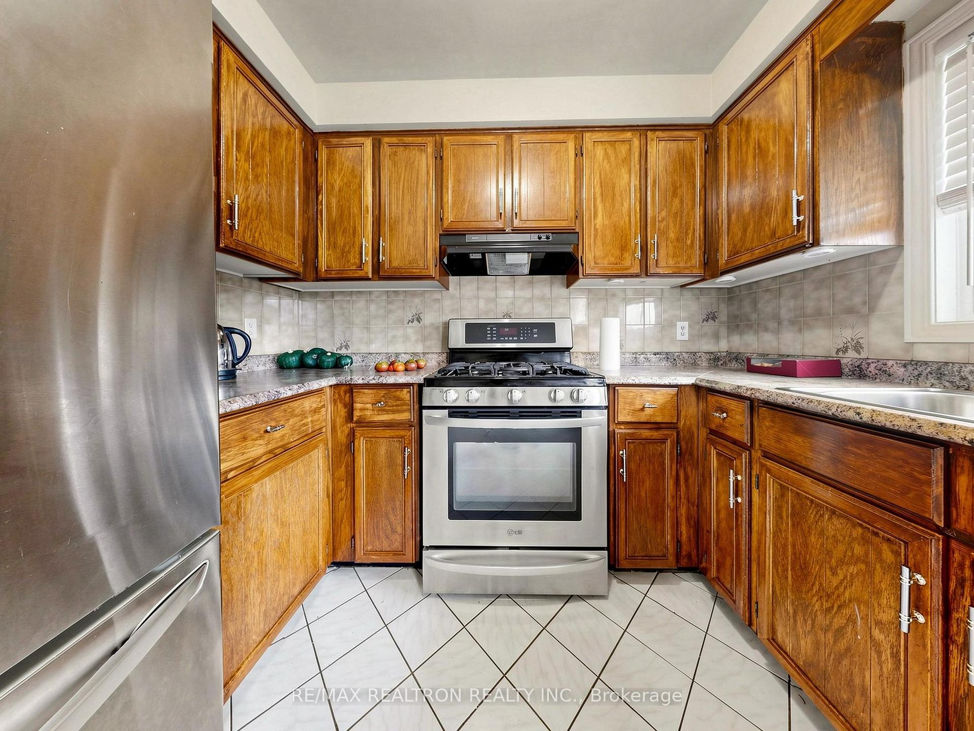 Photo 9 of 101 Chieftain Crescent, Barrie, Allandale Centre — HOMEH