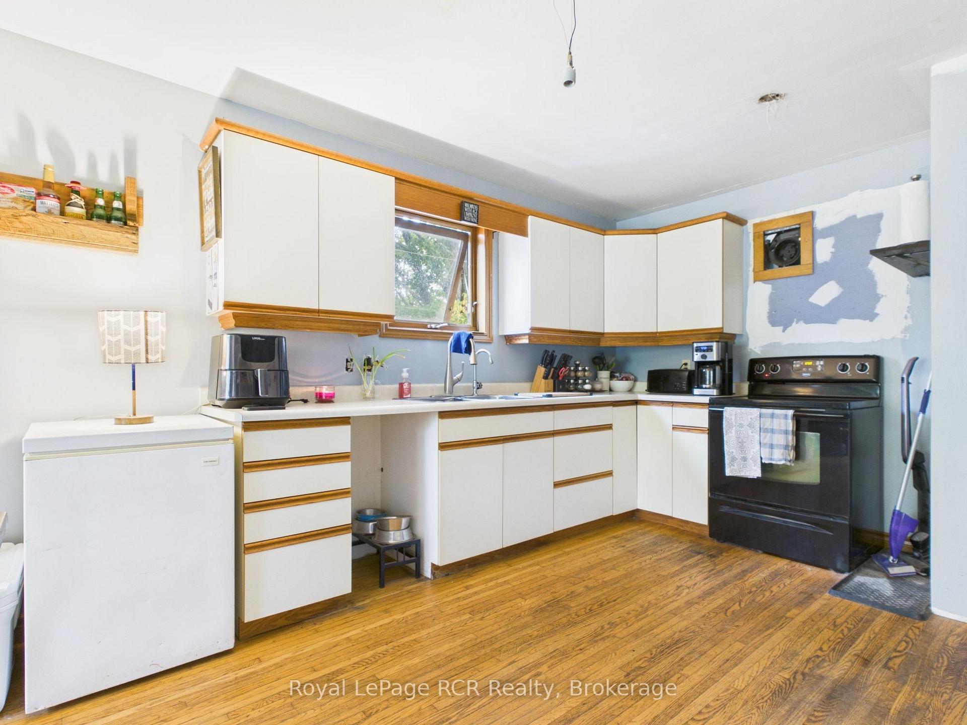 Photo 5 of 130 King Street, Kincardine — HOMEH