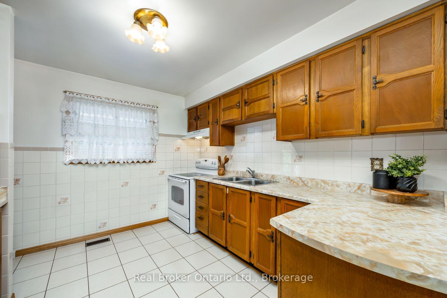 Photo 12 of 919 Exeter Street, Oshawa, Centennial — HOMEH