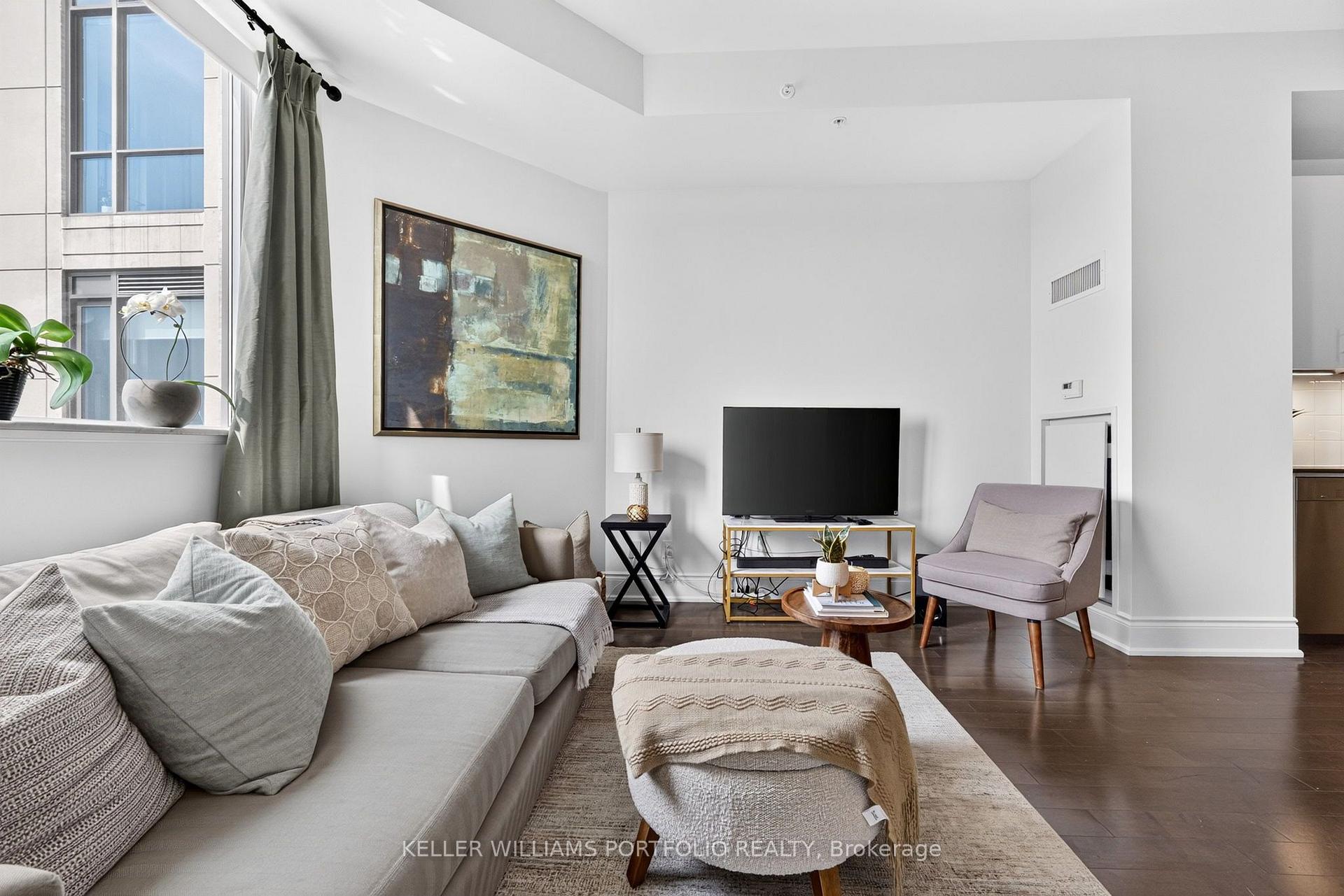 Photo 4 of Unit 802, 23 Glebe Road W, Toronto, Yonge-Eglinton — HOMEH
