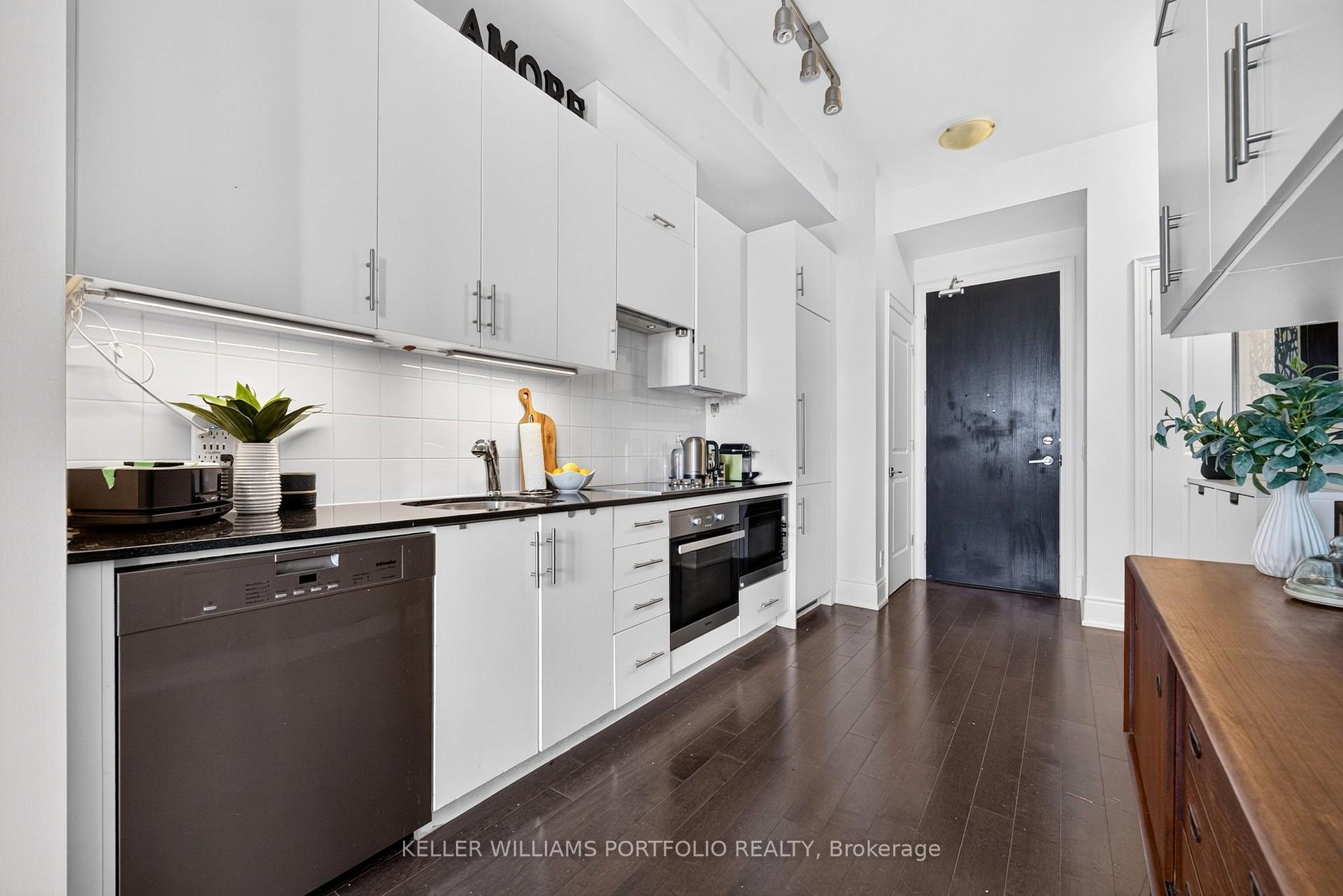 Photo 6 of Unit 802, 23 Glebe Road W, Toronto, Yonge-Eglinton — HOMEH