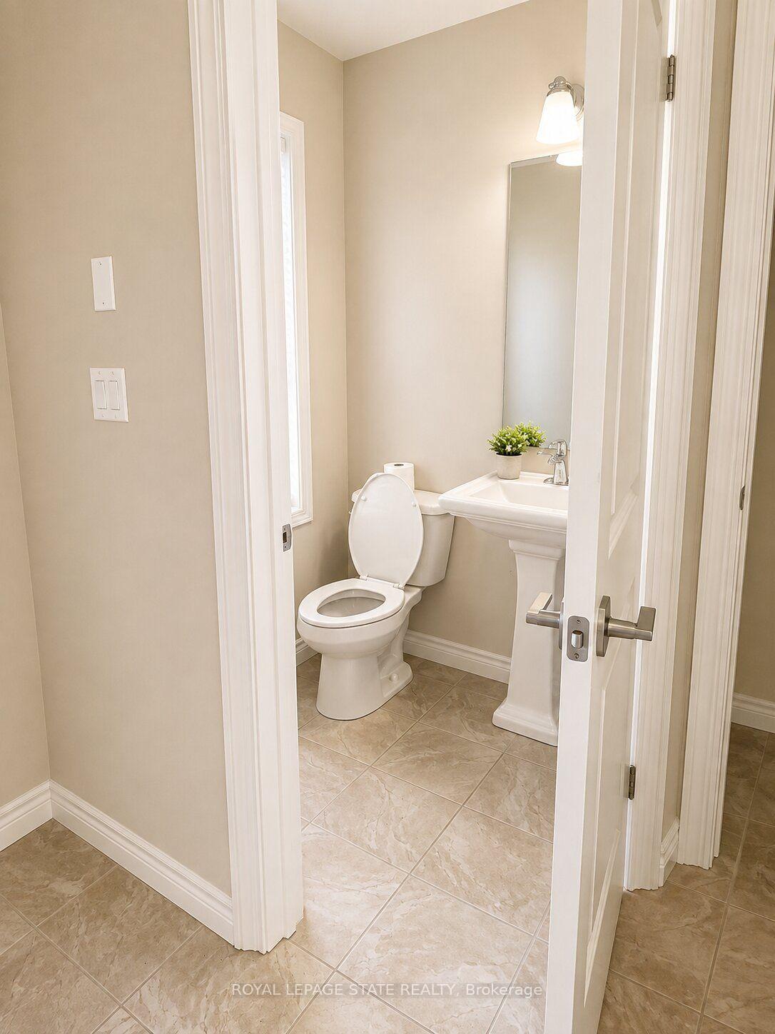 Photo 3 of 85 Sexton Crescent, Hamilton, Meadowlands — HOMEH