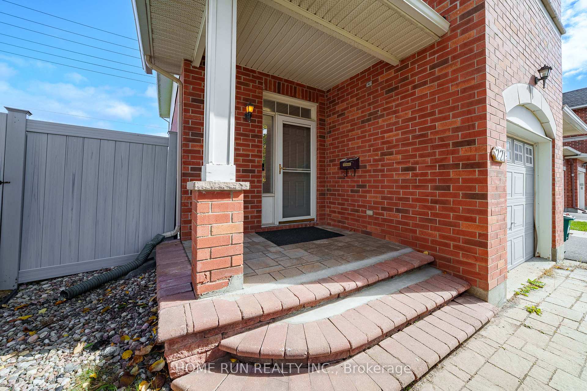 Photo 3 of 221 Royal Gala Private, Ottawa, Pineview — HOMEH