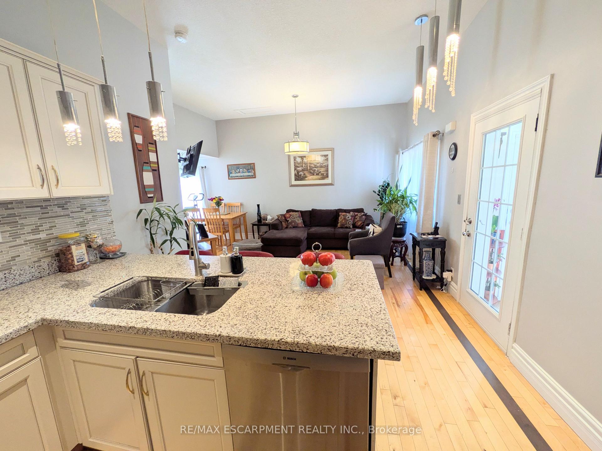 Photo 10 of 7 Campbell Avenue, Hamilton, Crown Point — HOMEH