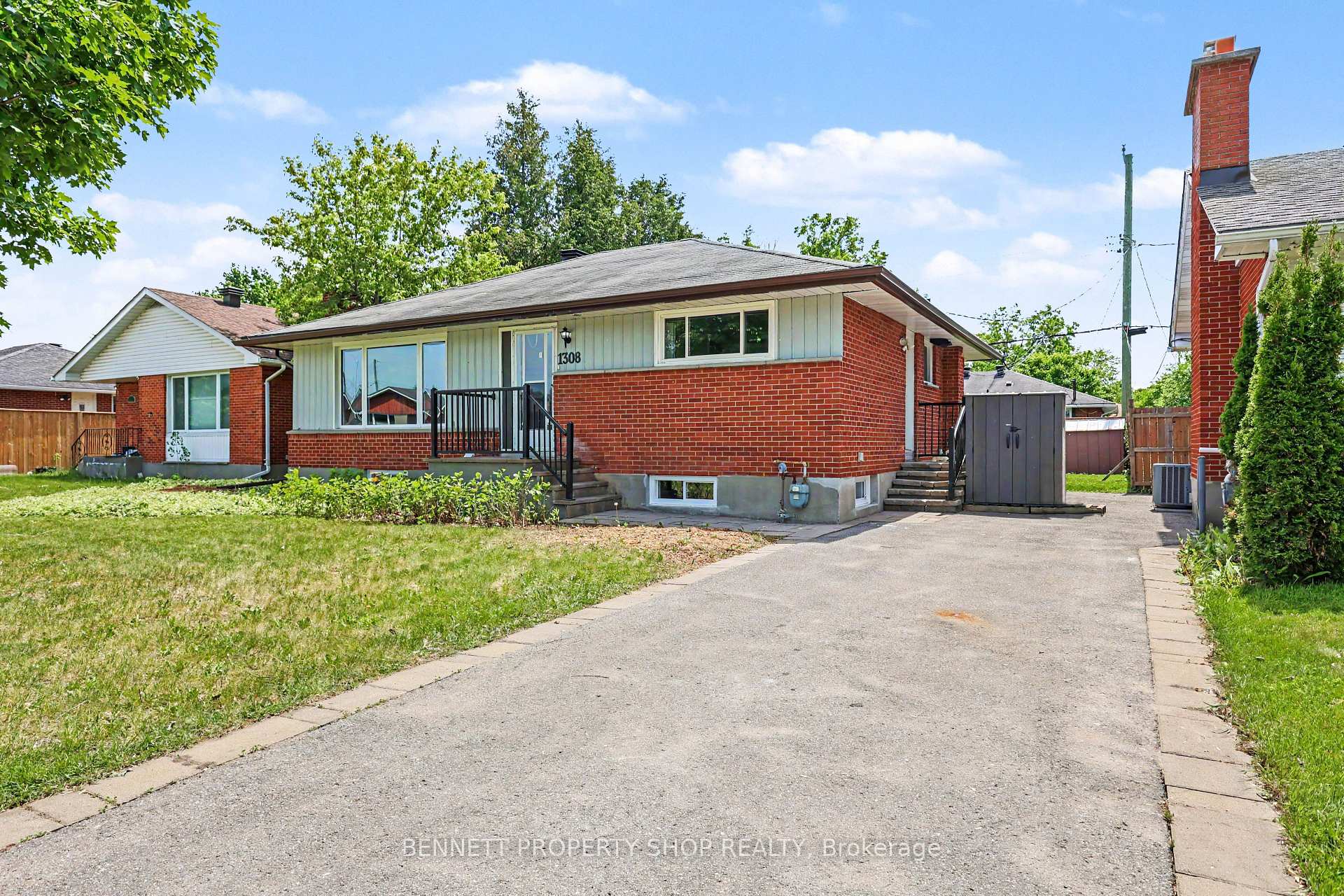 Photo 2 of 1308 Rustic Drive, Ottawa, Parkway Park — HOMEH
