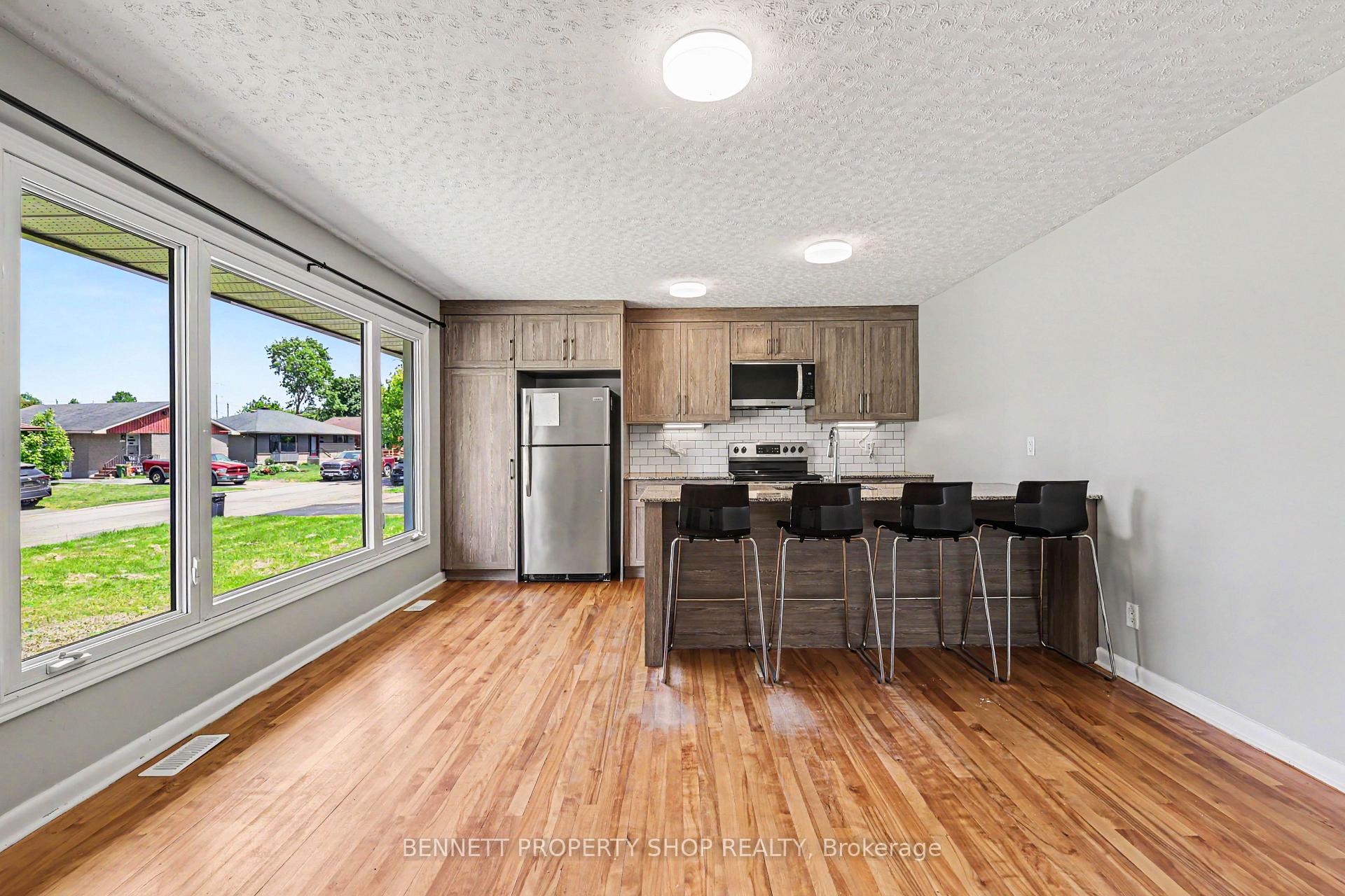 Photo 3 of 1308 Rustic Drive, Ottawa, Parkway Park — HOMEH