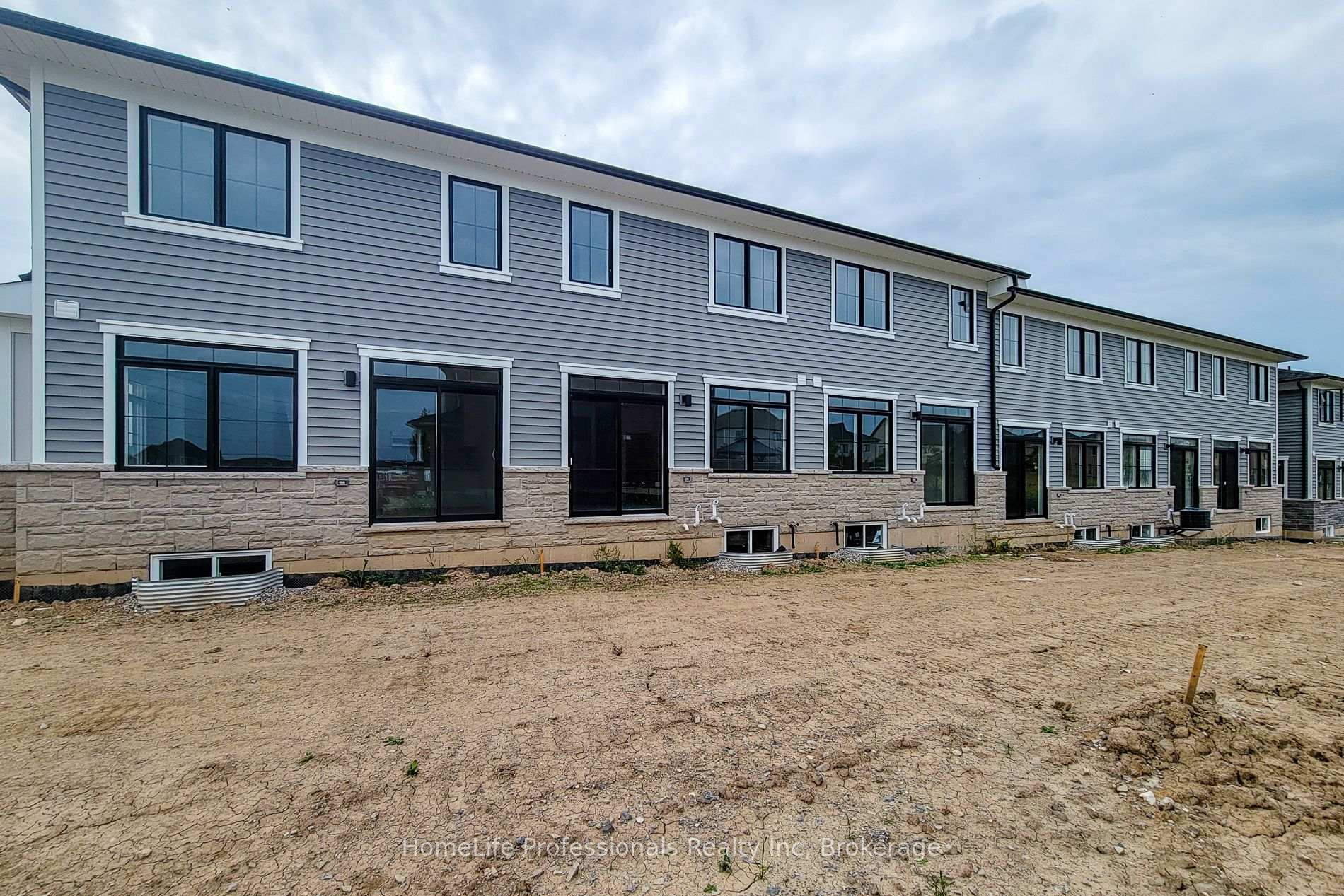 Photo 5 of 4 Elite Crescent, Haldimand — HOMEH