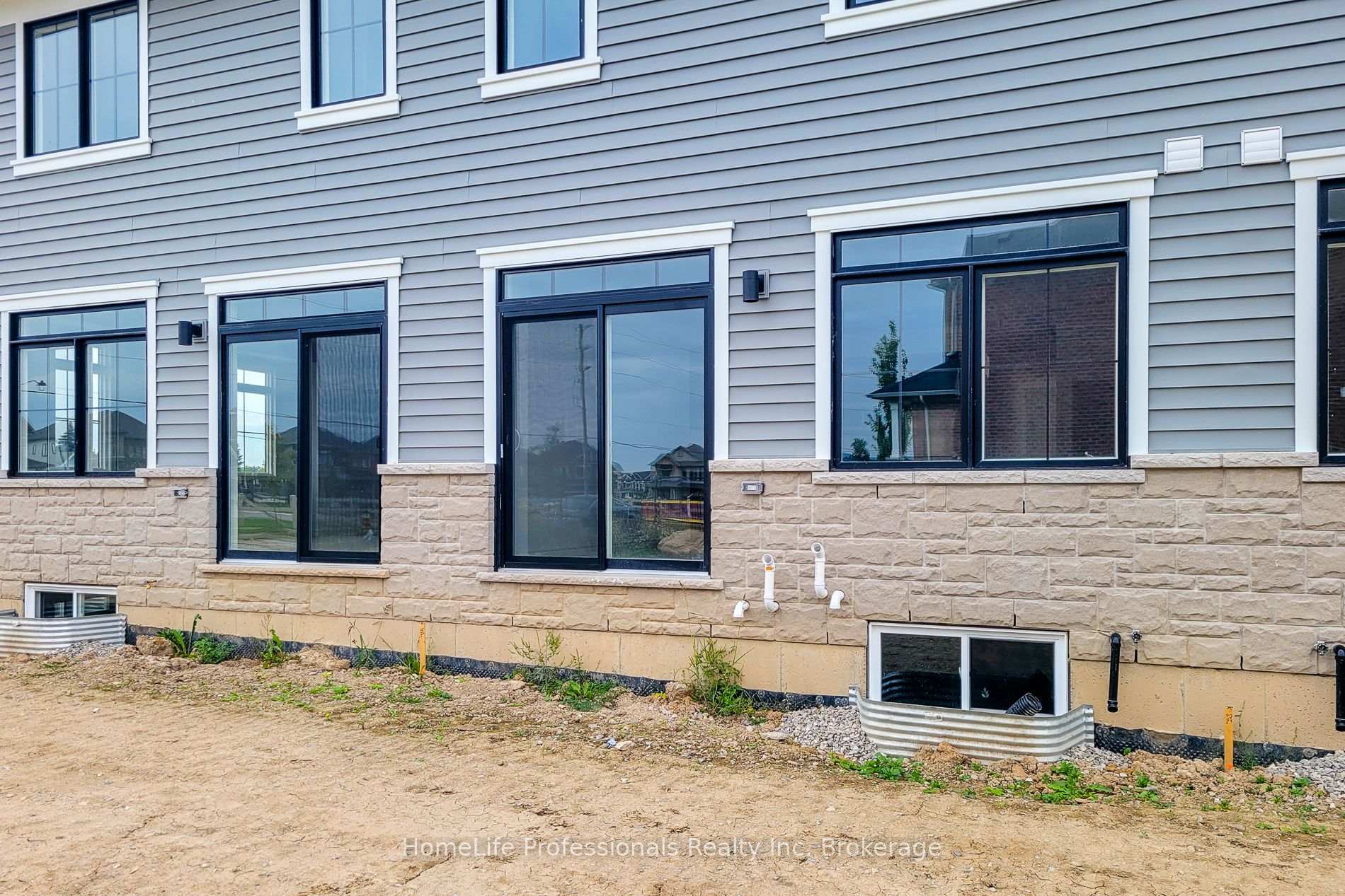 Photo 6 of 4 Elite Crescent, Haldimand — HOMEH