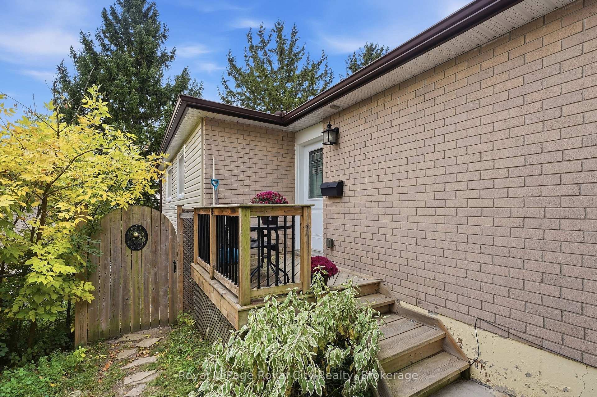 Photo 3 of Unit UPPER, 37 Mcilwraith Crescent, Guelph, Grange Road — HOMEH