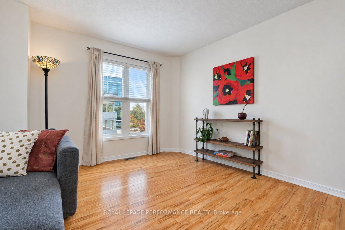 Photo 10 of 141 Arcola Private, Ottawa, Overbrook/Castle Heights — HOMEH