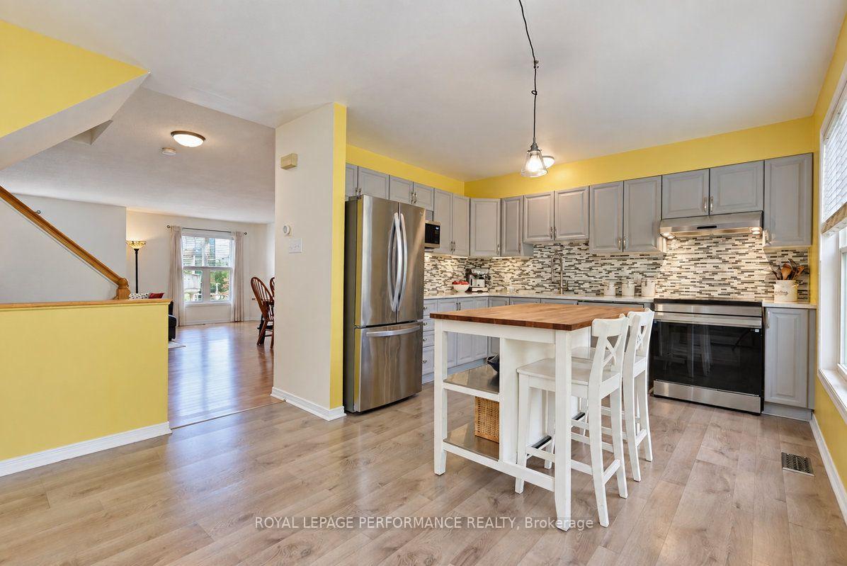 Photo 17 of 141 Arcola Private, Ottawa, Overbrook/Castle Heights — HOMEH