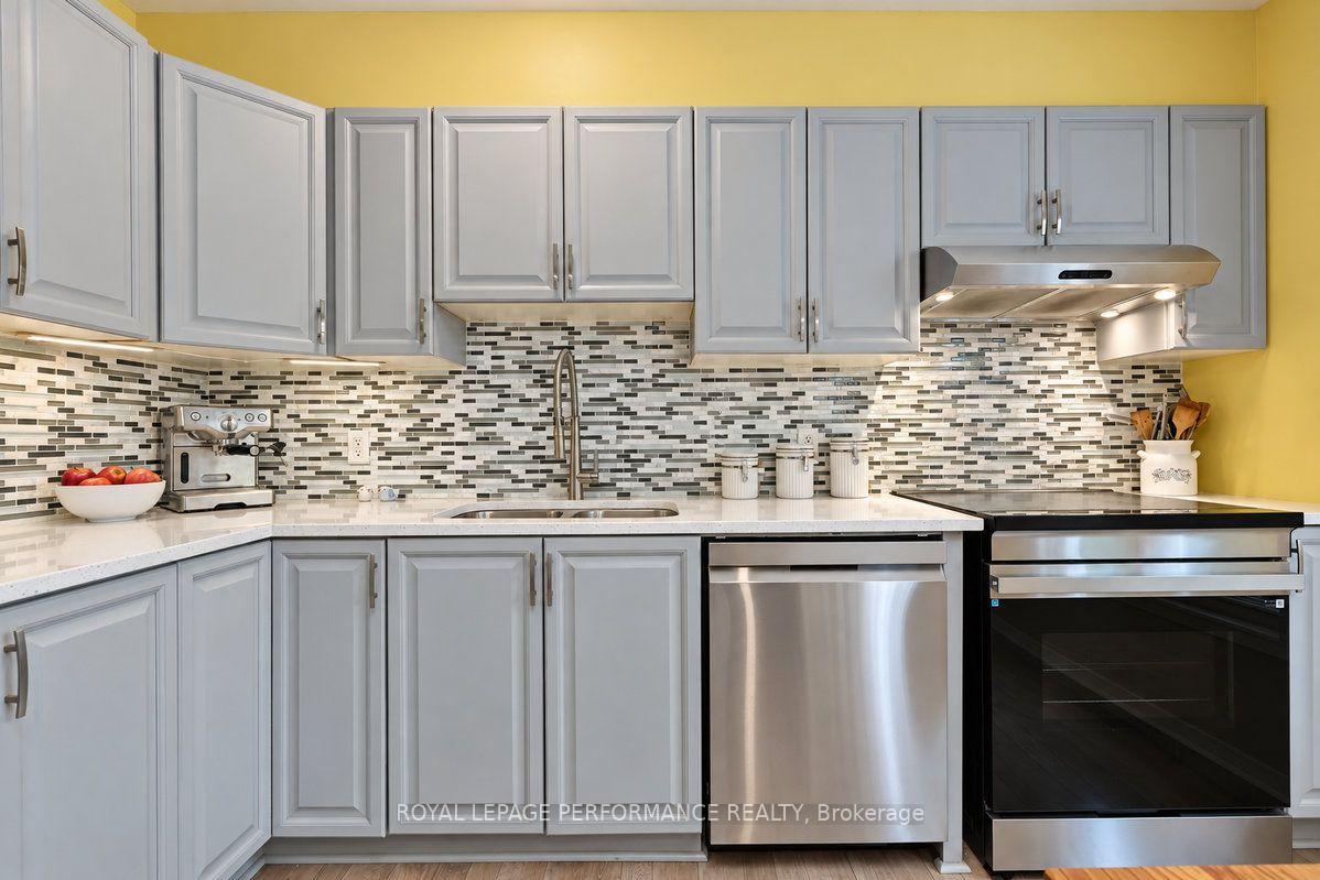 Photo 19 of 141 Arcola Private, Ottawa, Overbrook/Castle Heights — HOMEH