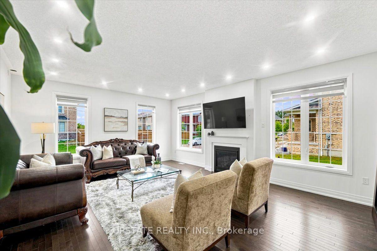 Photo 7 of 18 Blenheim Circle, Whitby, Rural Whitby — HOMEH