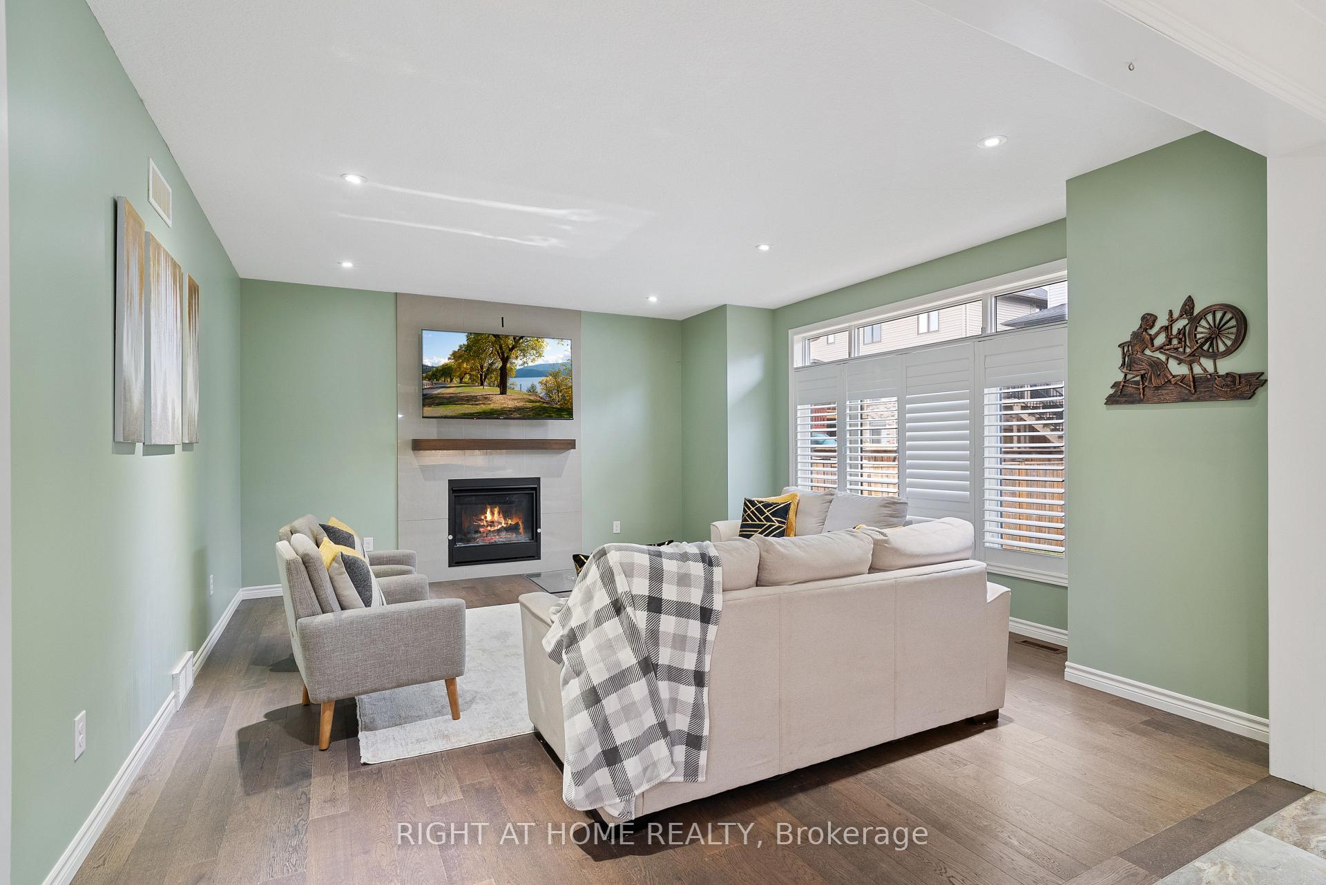 Photo 5 of 624 Superior Drive, London, North B — HOMEH