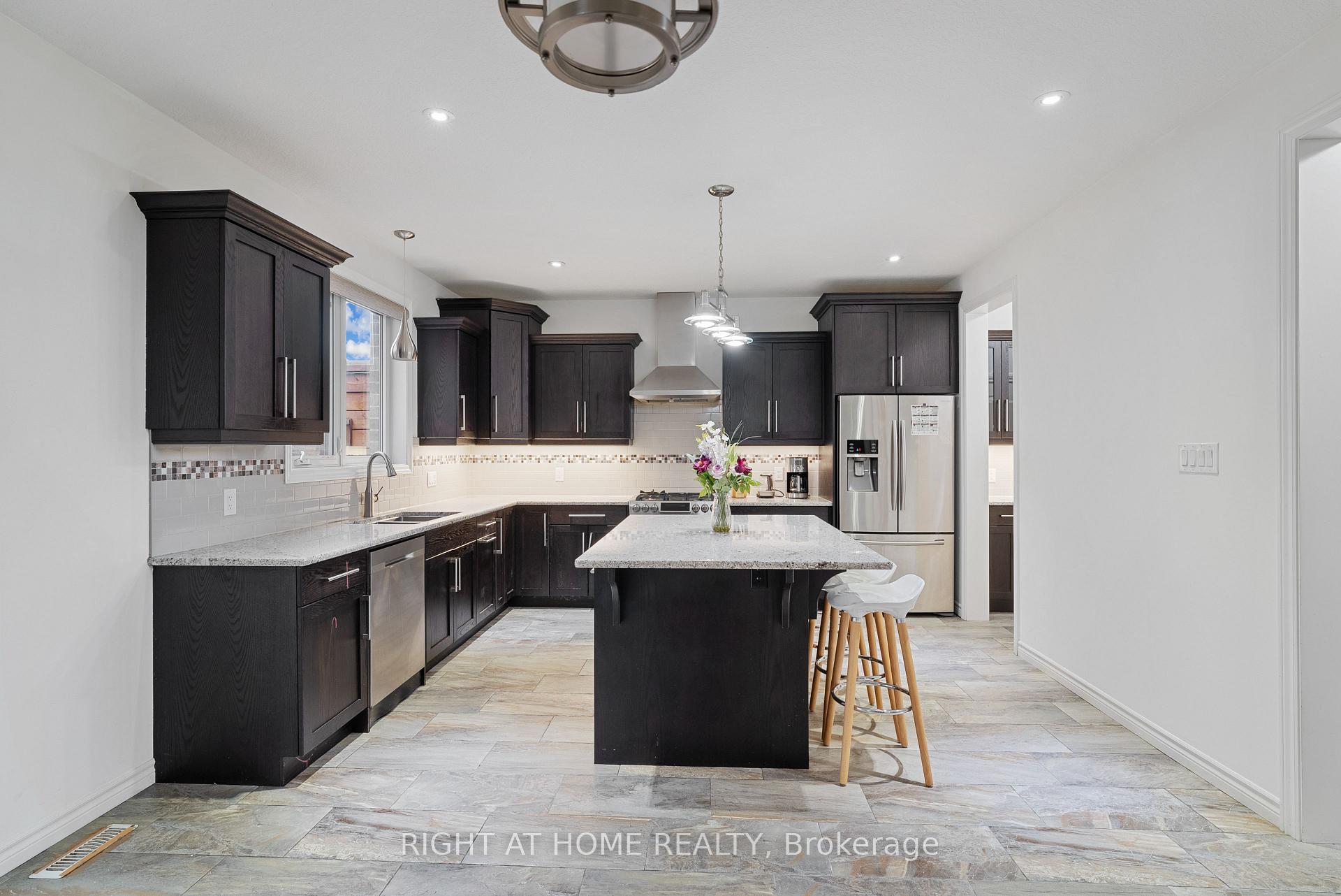 Photo 9 of 624 Superior Drive, London, North B — HOMEH