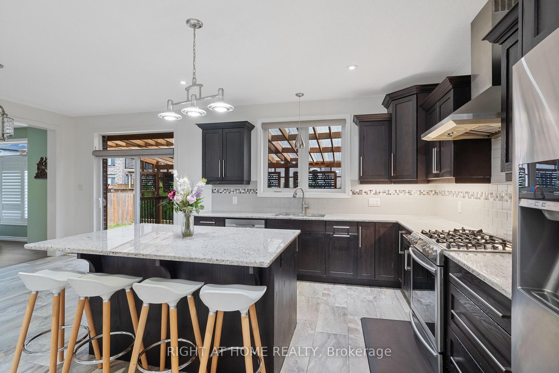 Photo 10 of 624 Superior Drive, London, North B — HOMEH