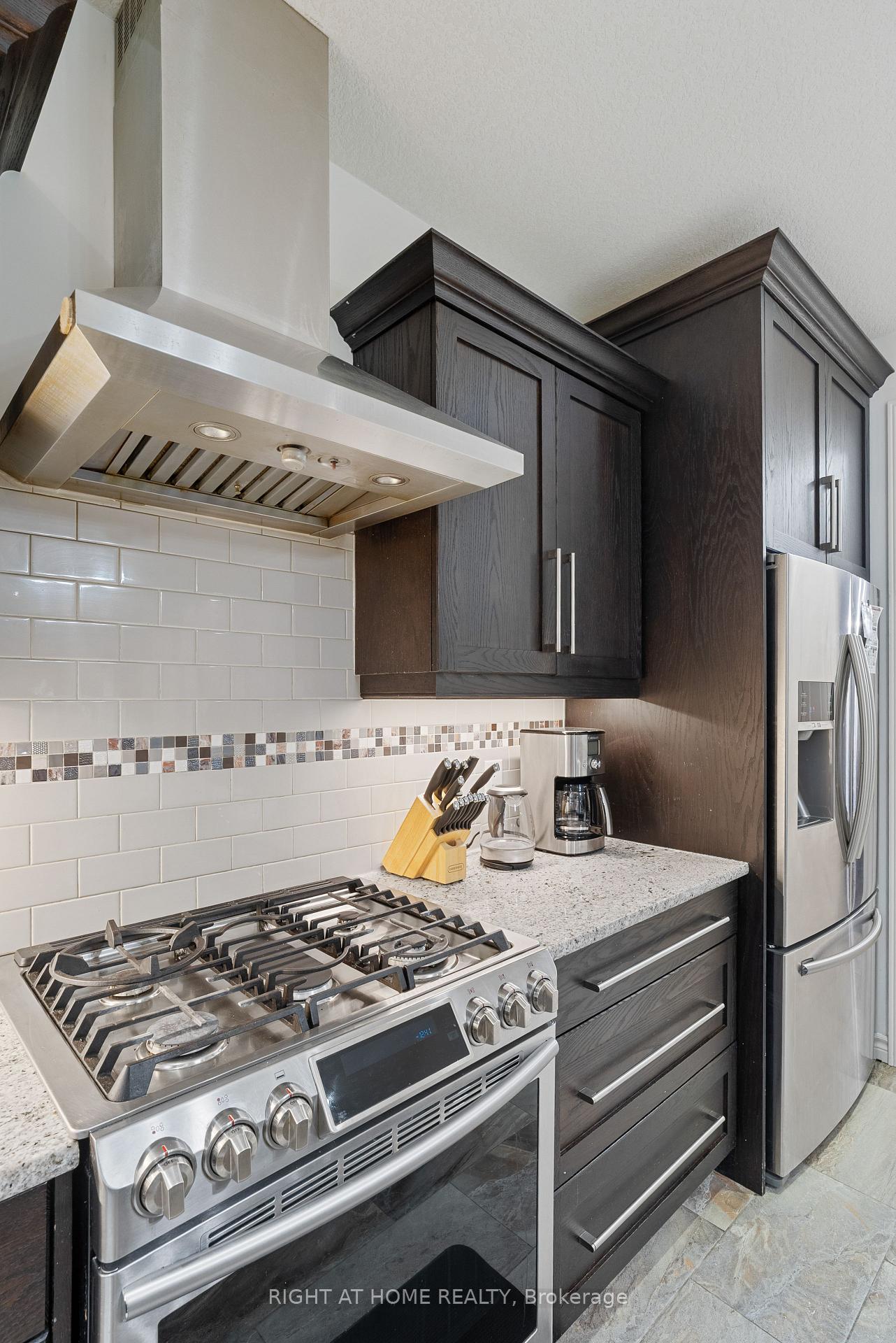 Photo 11 of 624 Superior Drive, London, North B — HOMEH