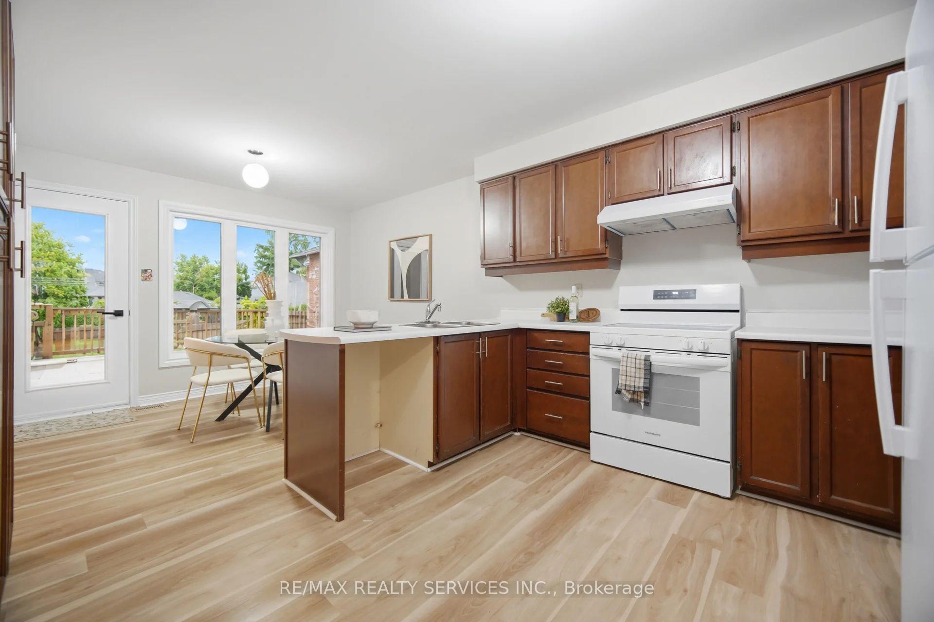 Photo 10 of 4 Leeward Drive, Brampton, Westgate — HOMEH