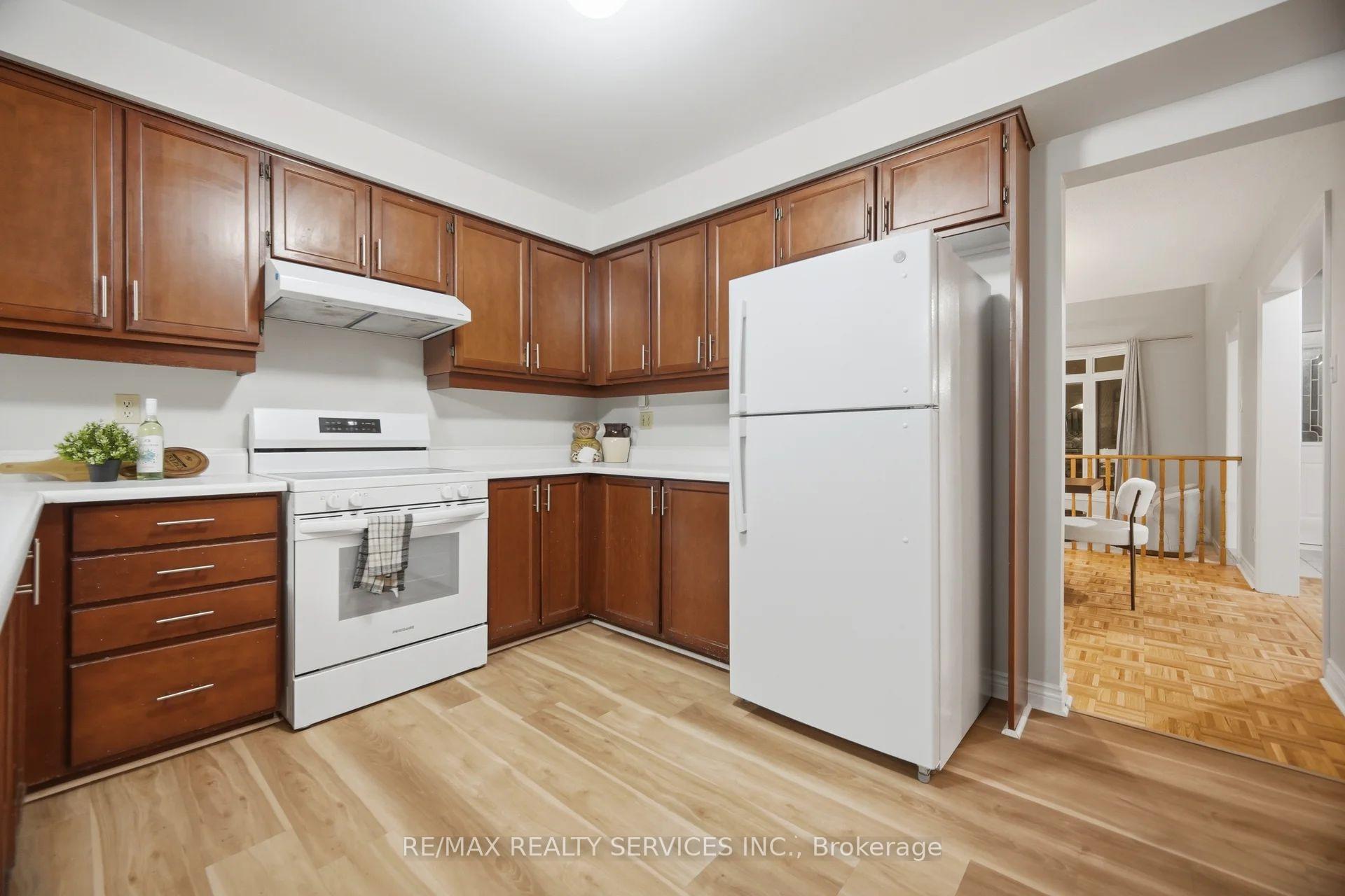 Photo 11 of 4 Leeward Drive, Brampton, Westgate — HOMEH