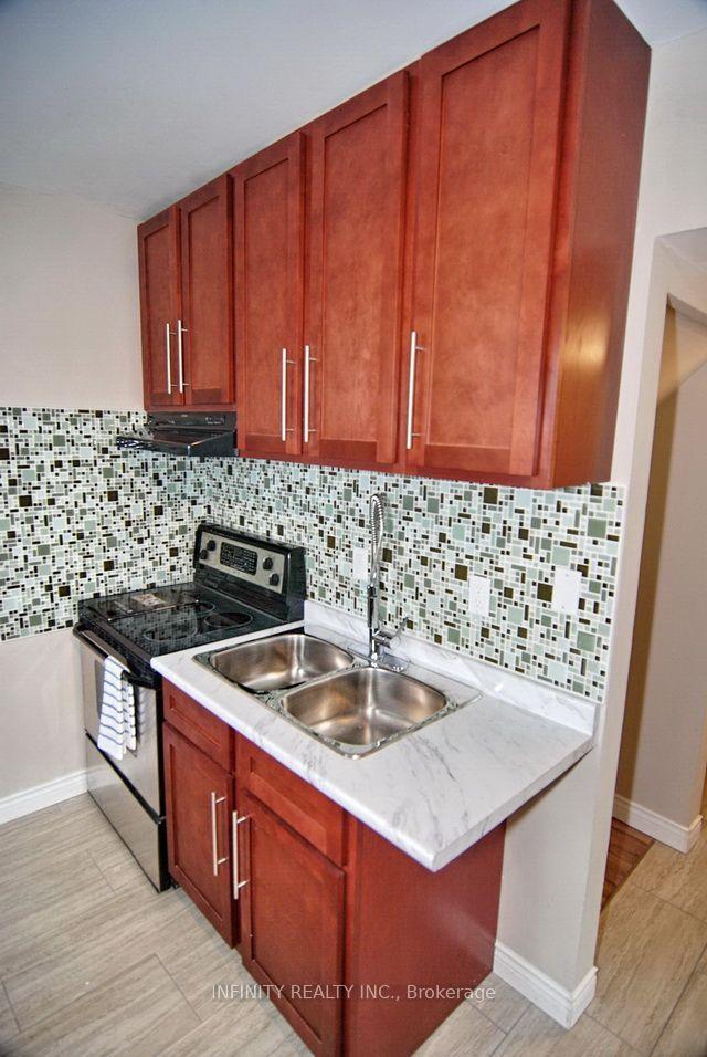 Photo 16 of 423 Wellington Avenue, Windsor, Windsor University District — HOMEH