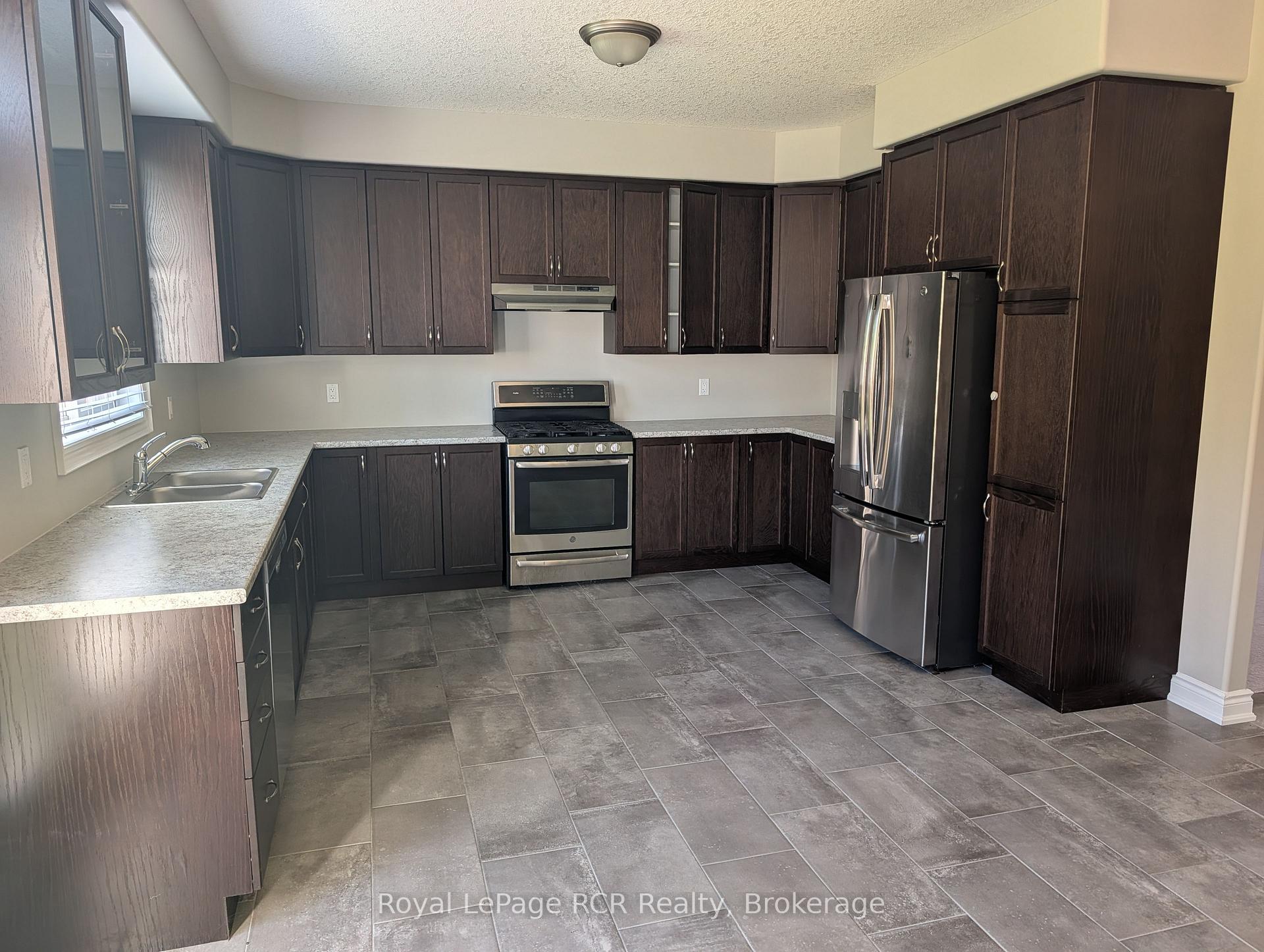 Photo 4 of 89 Lockerbie Crescent, Collingwood — HOMEH