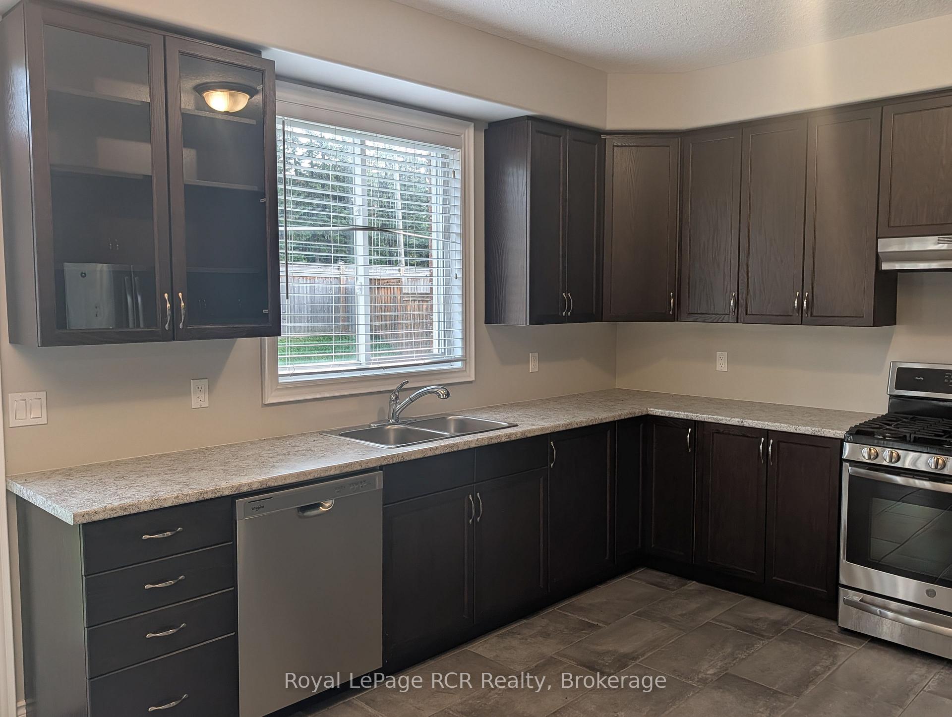 Photo 5 of 89 Lockerbie Crescent, Collingwood — HOMEH