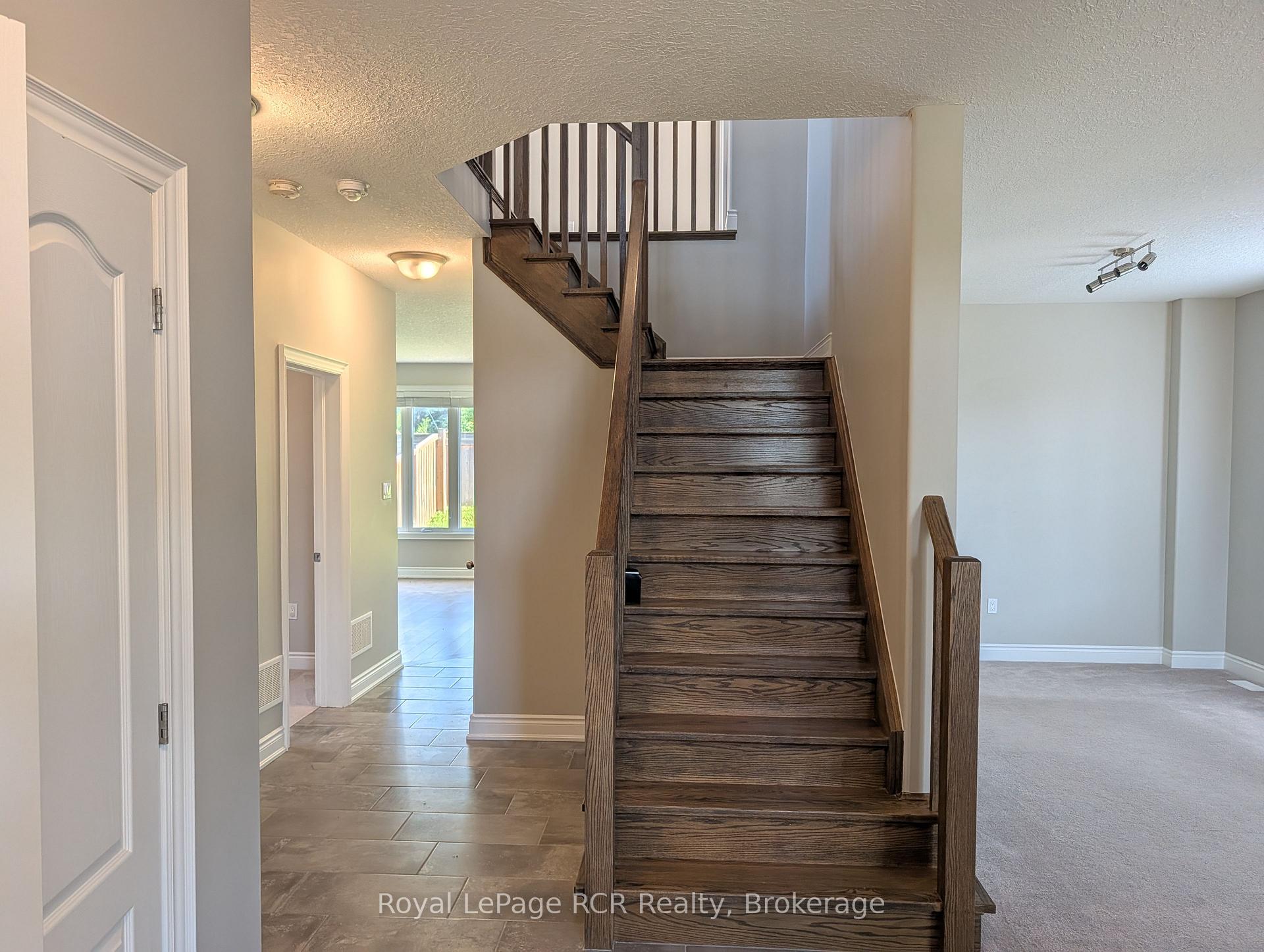 Photo 9 of 89 Lockerbie Crescent, Collingwood — HOMEH