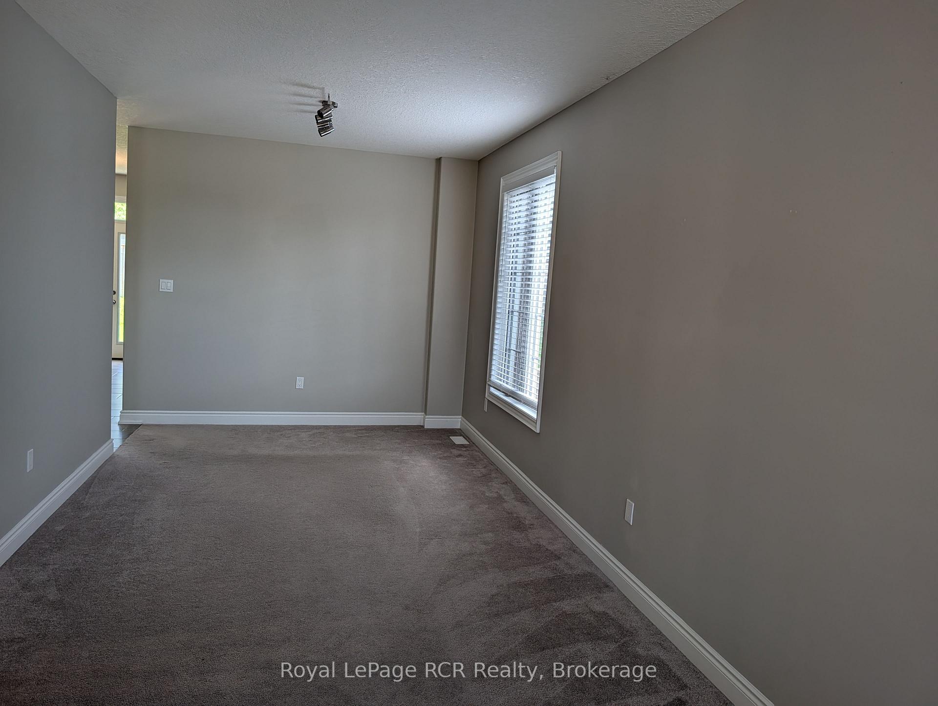 Photo 15 of 89 Lockerbie Crescent, Collingwood — HOMEH