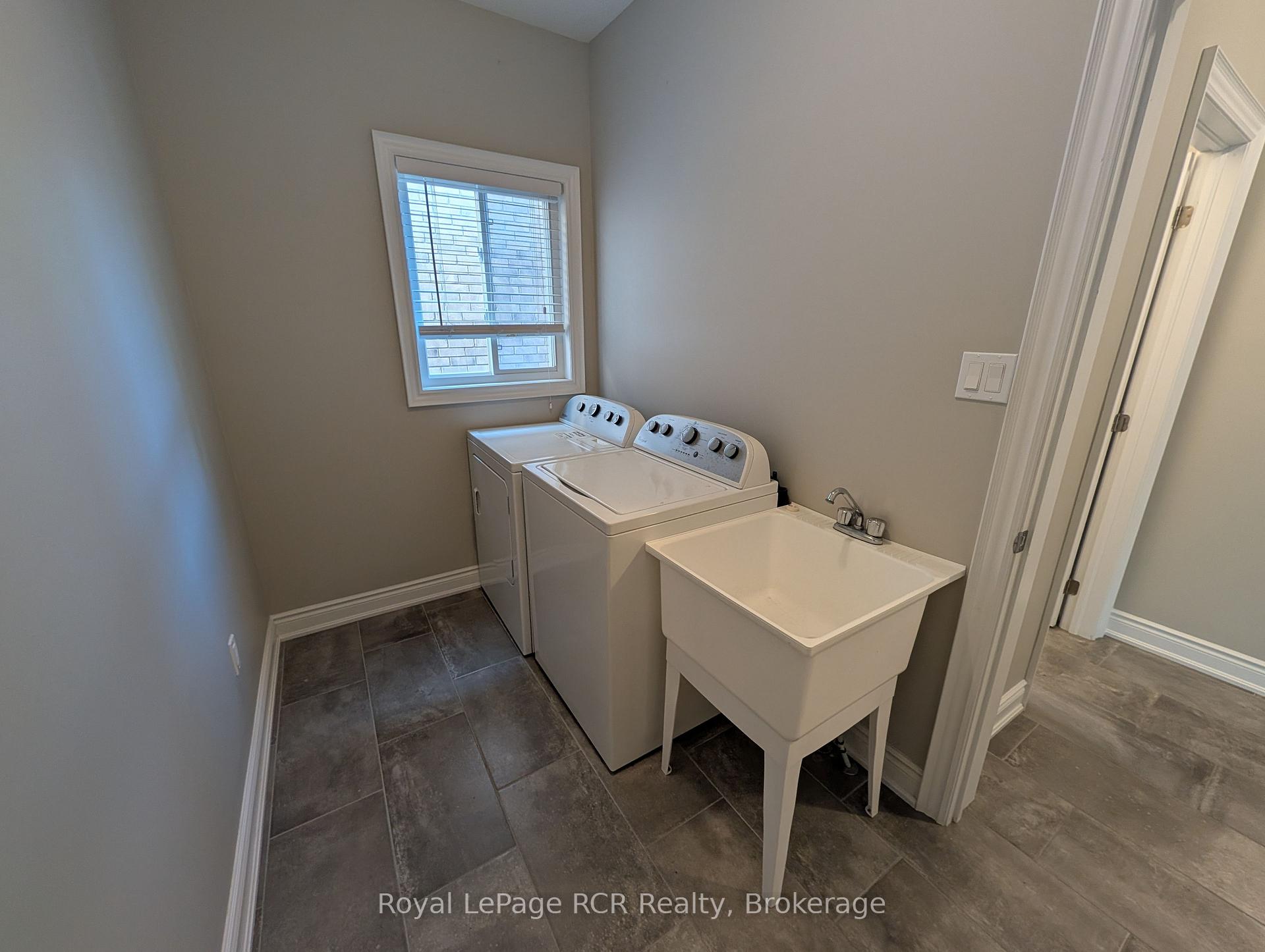 Photo 20 of 89 Lockerbie Crescent, Collingwood — HOMEH